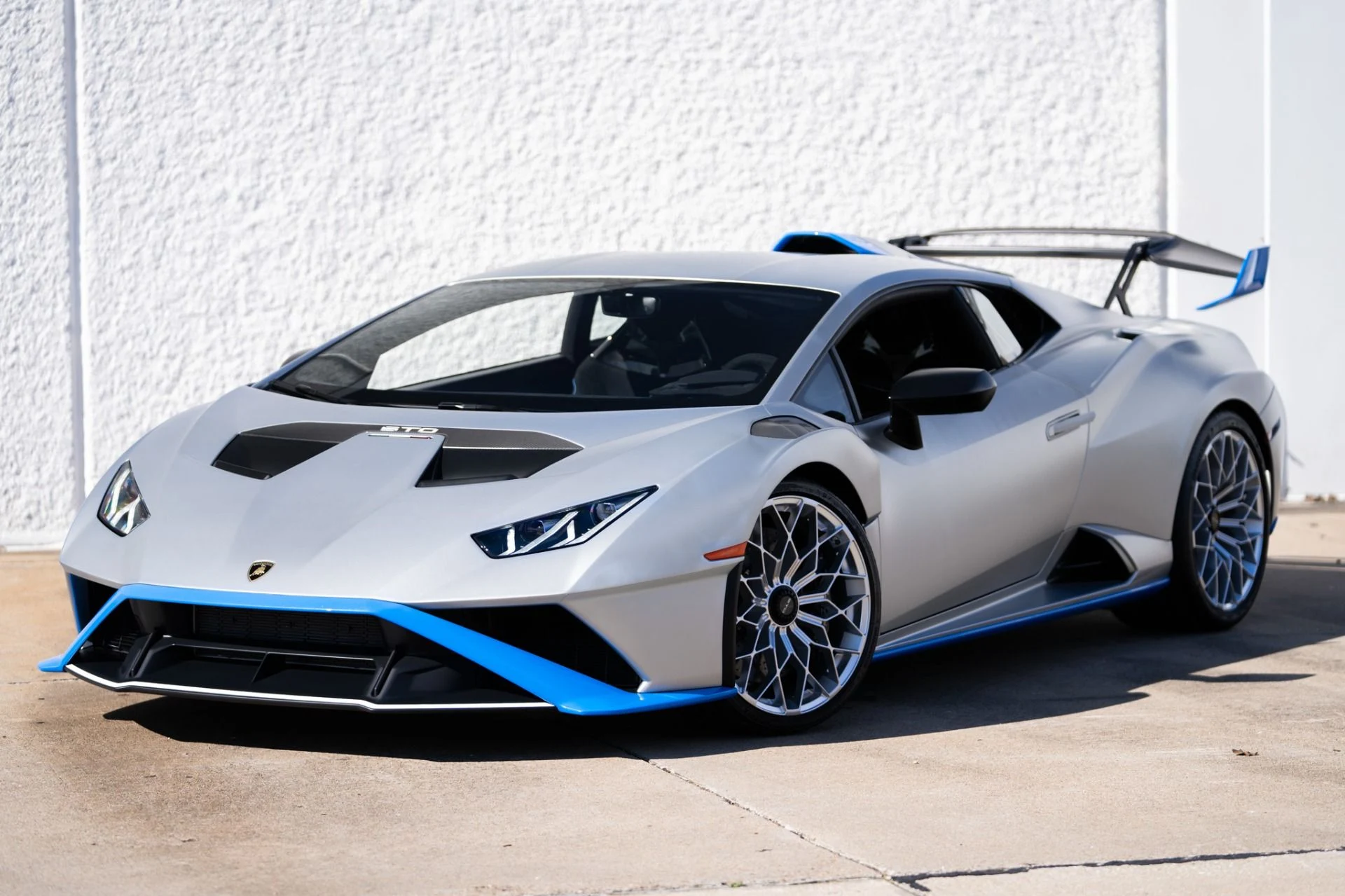 mph000_2289651649_Used_2023_Lamborghini_Huracan_STO_1768246736_9ece8e5b7b