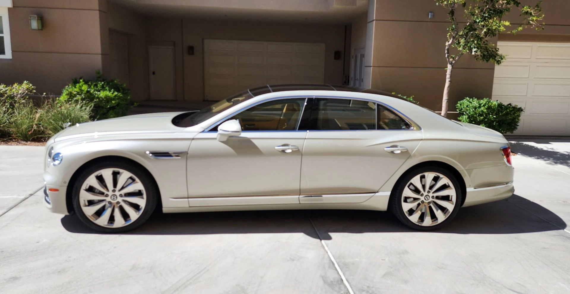 mph000_2365060912_Used_2022_Bentley_Flying_Spur_V8_1761690282_5c14d6f505