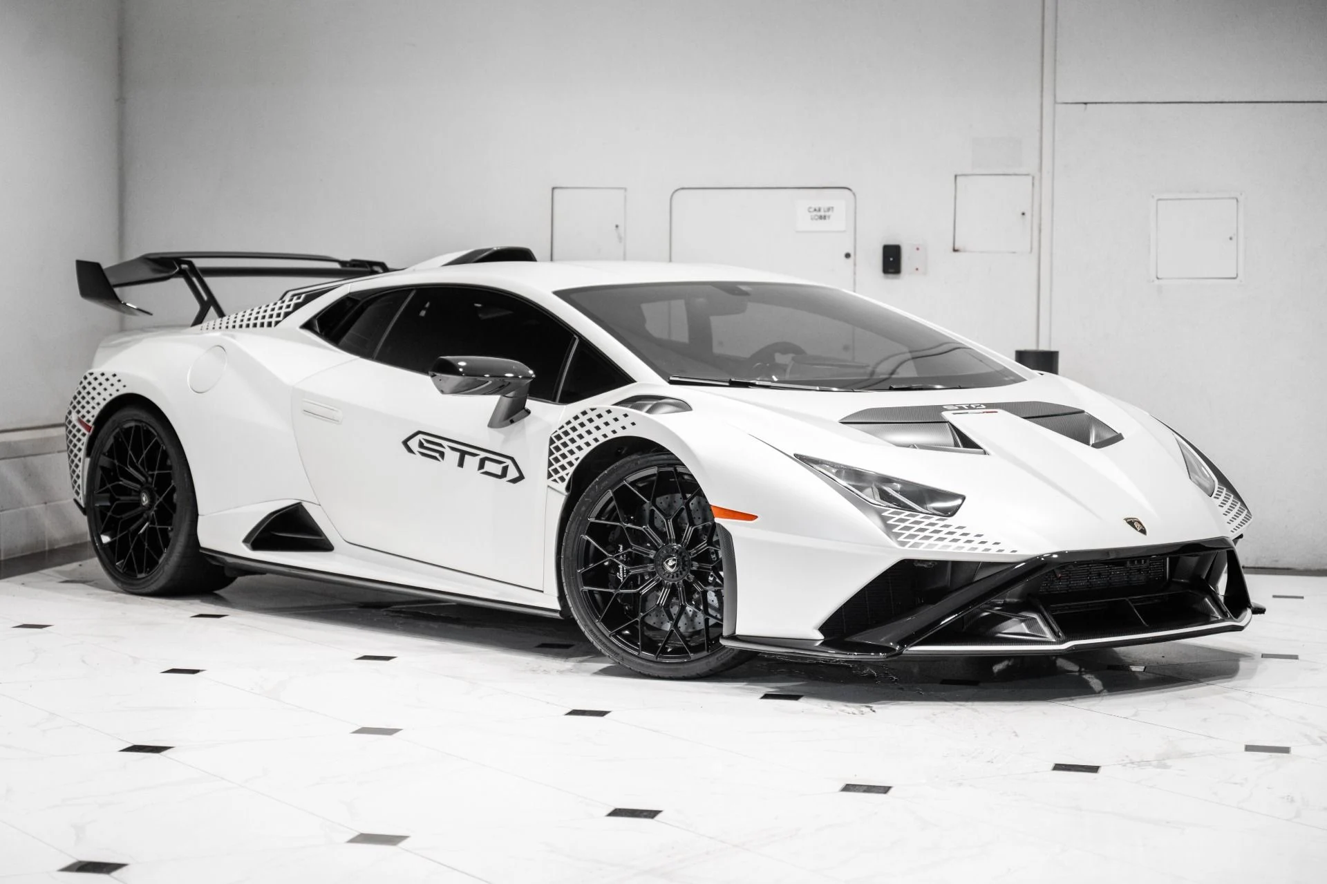 mph000_2395013786_Used_2023_Lamborghini_Huracan_STO_STO_1784326158_ae1140955e