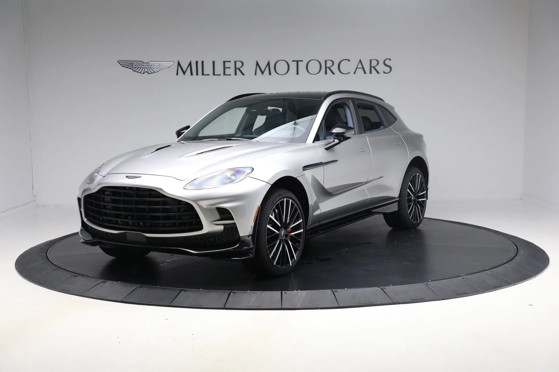 mph000_2403109663_New_2025_Aston_Martin_DBX_707_1762018661_b2ac1997e8