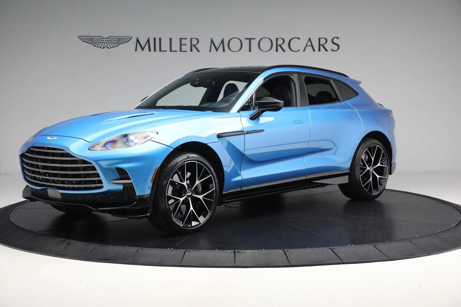 mph000_2423386949_Used_2024_Aston_Martin_DBX_707_d5dbe28fe3