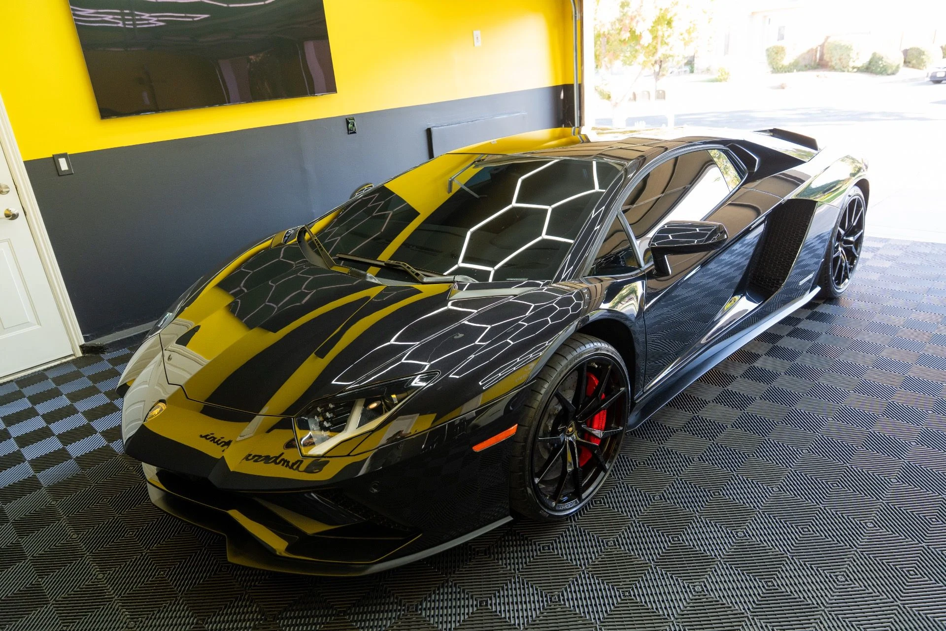 mph000_2446005379_Used_2018_Lamborghini_Aventador_LP_740_4_S_1792438616_c0fab394bf