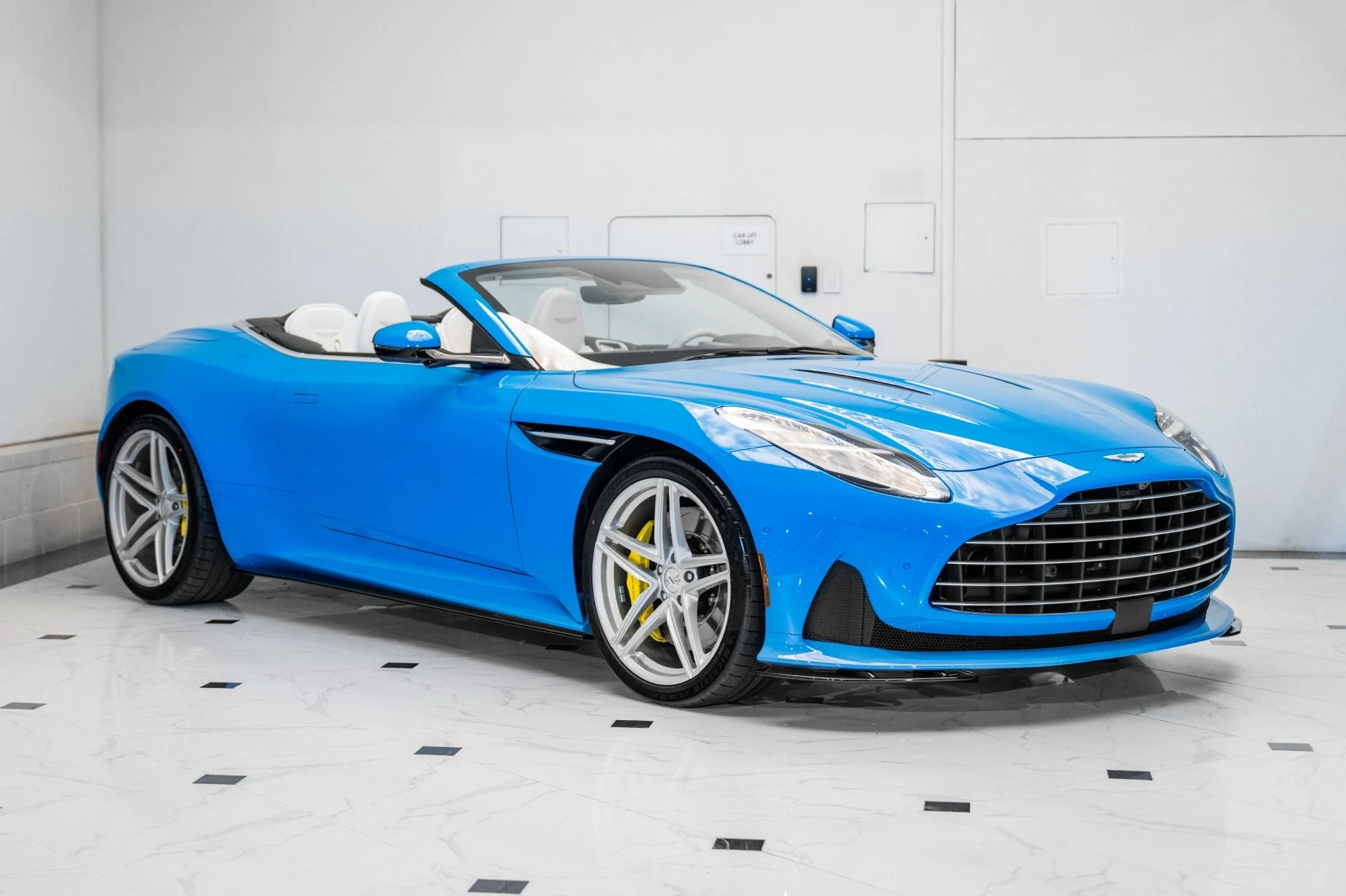 mph000_253607974_New_2025_Aston_Martin_DB_12_Volante_1741214270_10323eab91