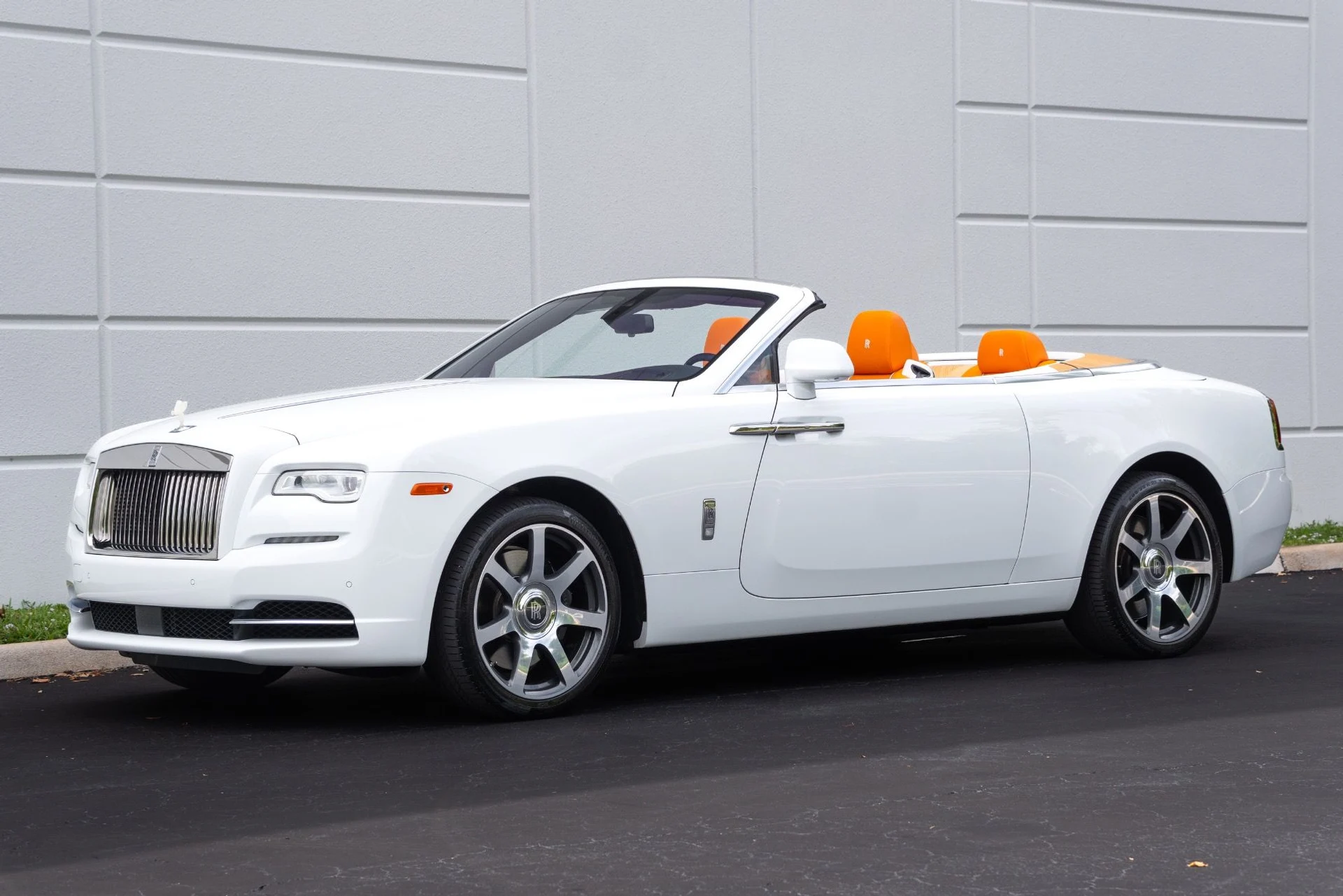 mph000_2546793544_Used_2017_Rolls_Royce_Dawn_1781114248_fb5e9b0e92