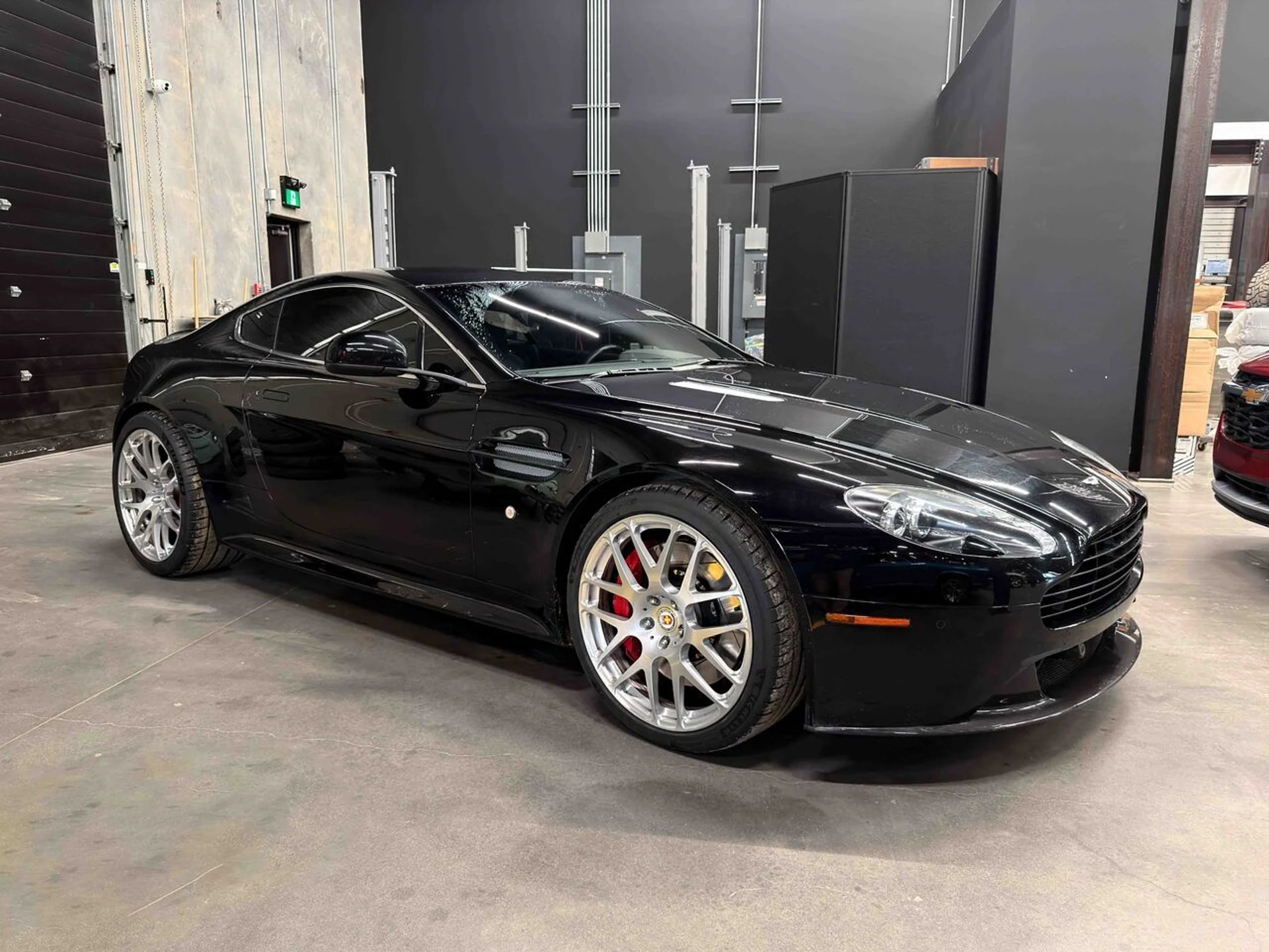 mph000_2548175667_aston_martin_v8_vantage_2012_25c354e00a