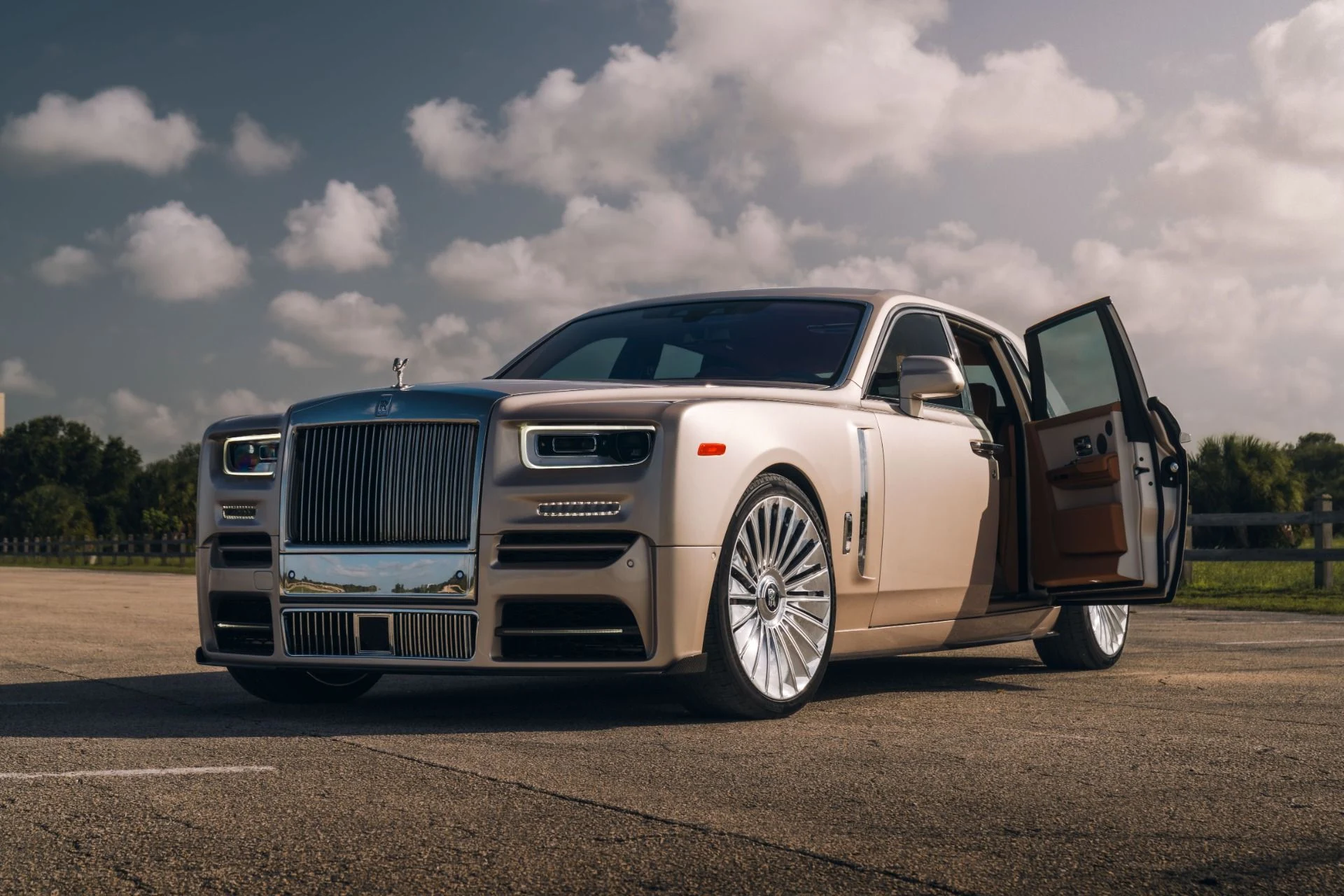 mph000_2554293733_Used_2019_Rolls_Royce_Phantom_FULL_MANSORY_BUILD_525600_MSRP_White_Sands_Paint_w_Starlight_Warranty_1753731338_78a9248774