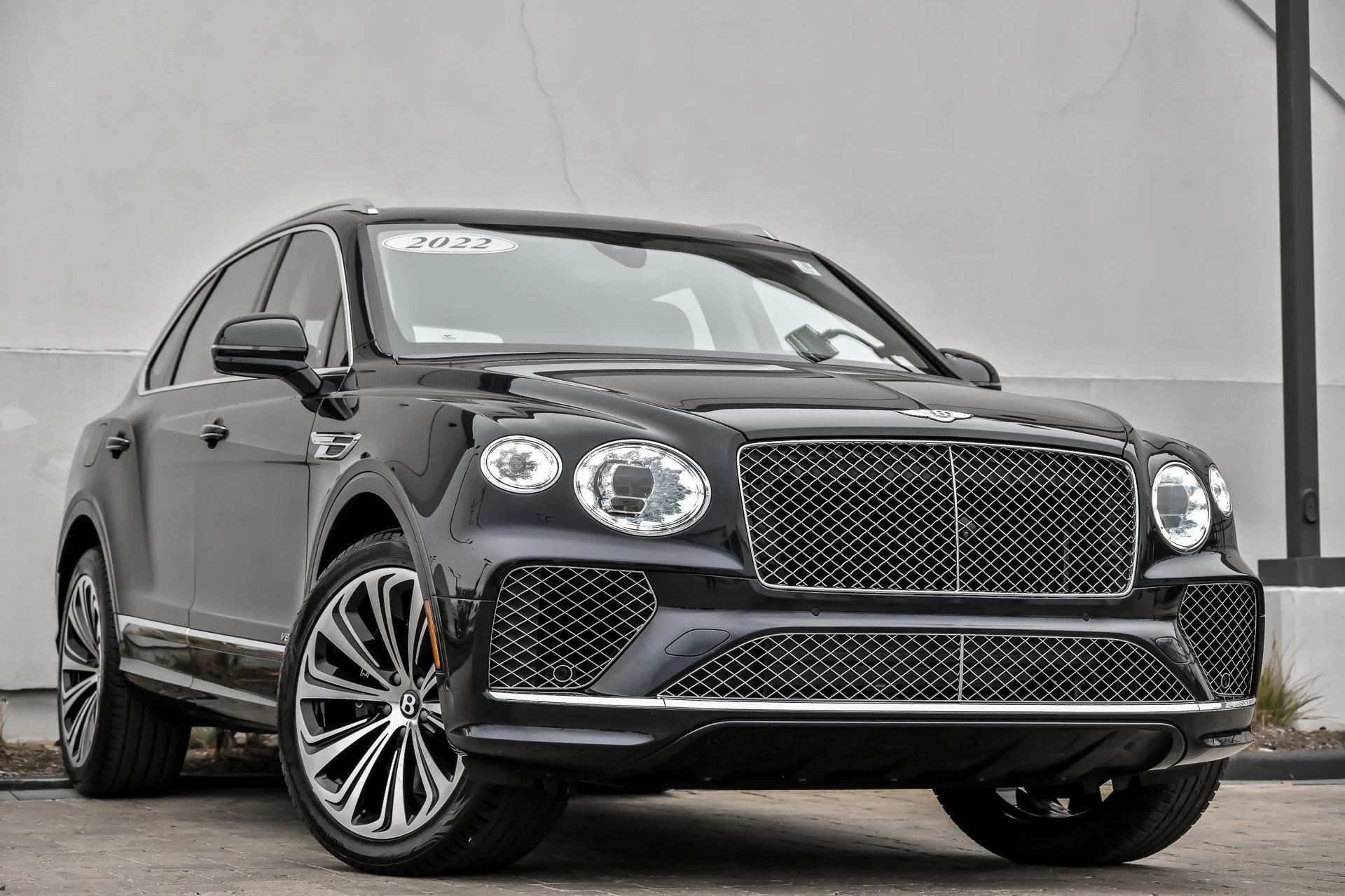 mph000_2554916325_Used_2022_Bentley_Bentayga_V8_Mulliner_Driving_Specification_1765012898_c2827d51f3