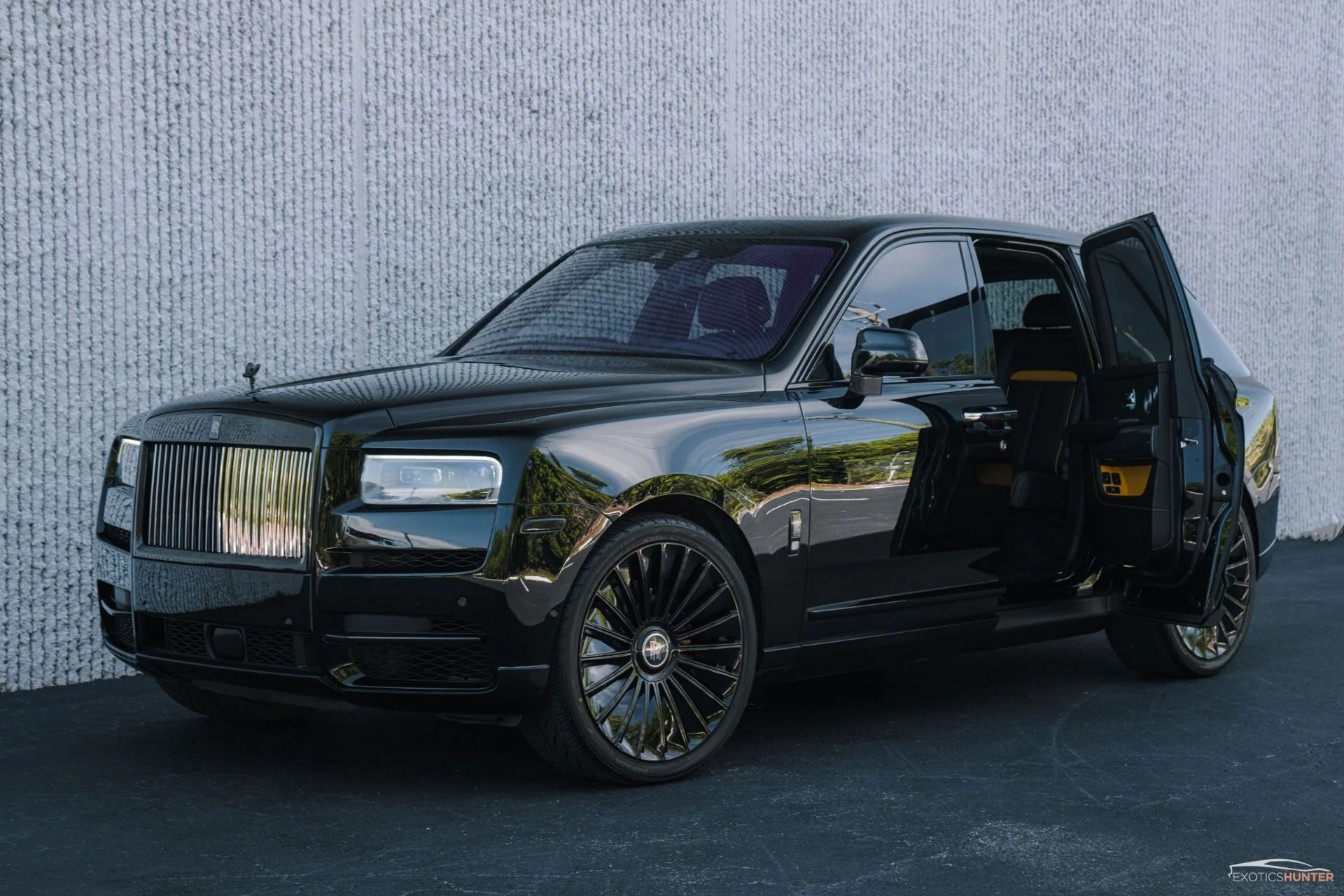 mph000_2573439284_Used_2020_Rolls_Royce_Black_Badge_Cullinan_w_Starlight_Rear_Picnic_Seating_on_Forged_Wheels_1755552282_81374375b8