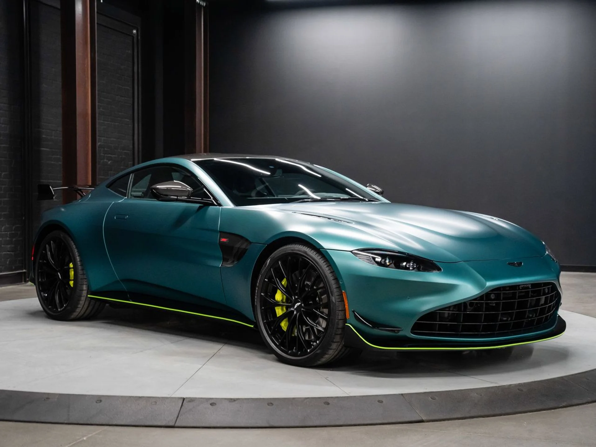 mph000_2622147773_aston_martin_vantage_2023_bf8e44ae3a