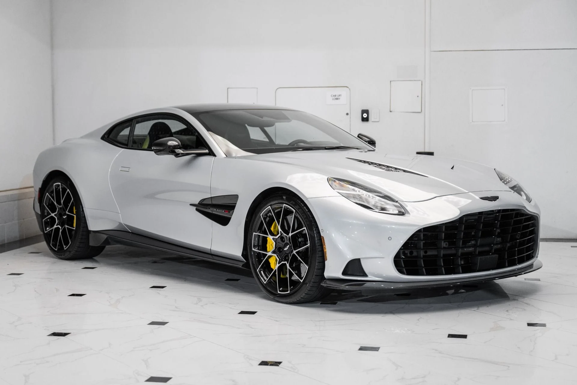 mph000_2674631416_Used_2025_Aston_Martin_Vanquish_1741191405_e3d5eb5902