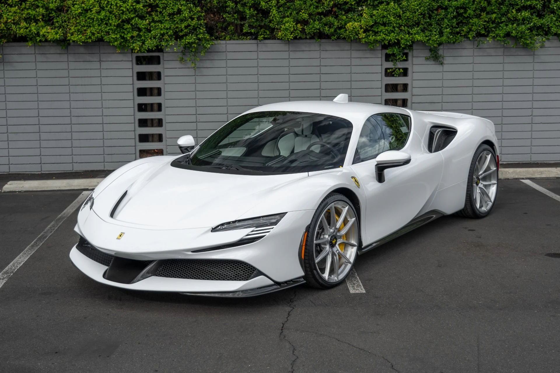 mph000_2749283232_Used_2023_Ferrari_SF_90_Stradale_1760118033_cdad17ccaf