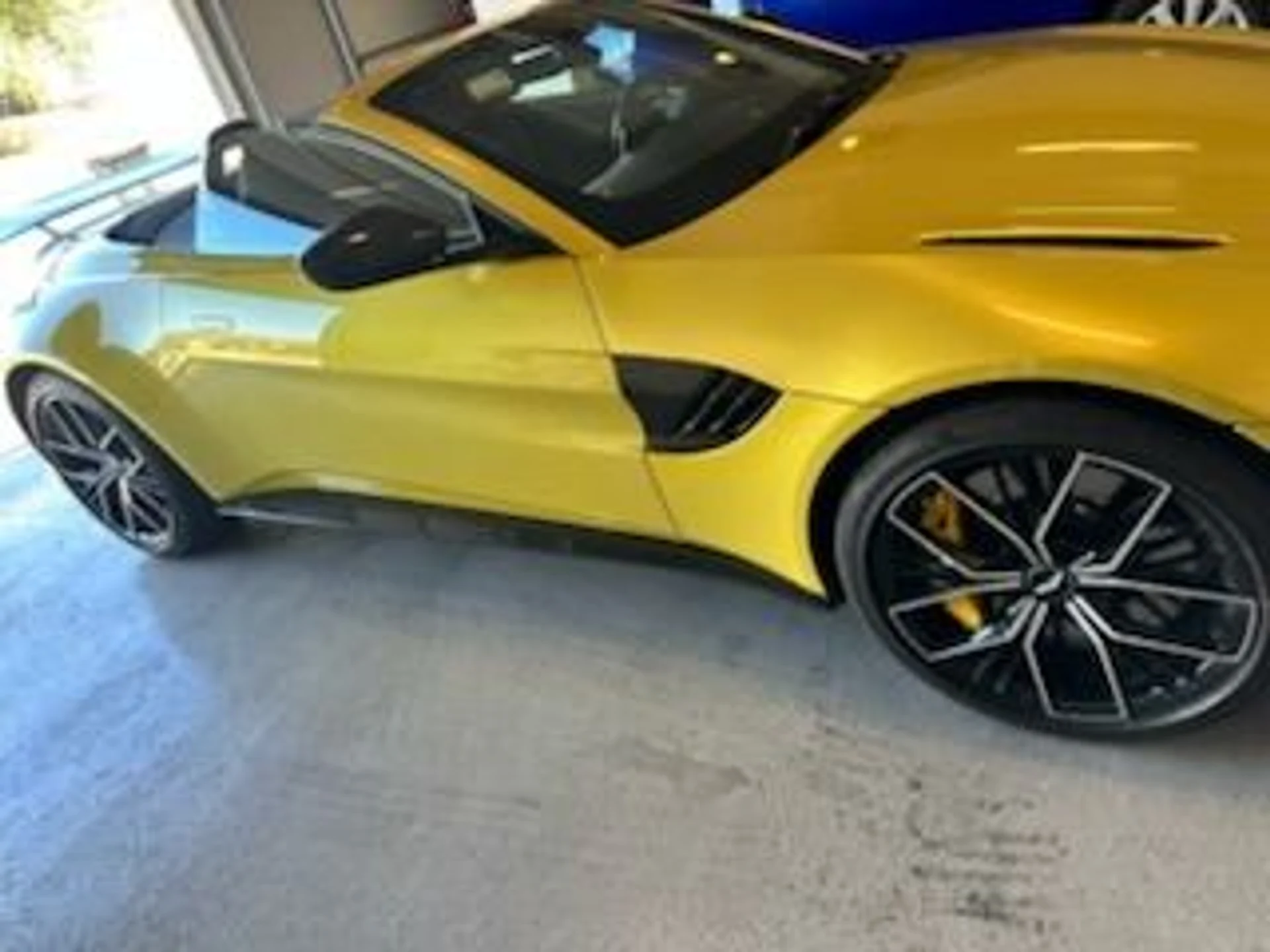 mph000_2891797042_Used_2021_Aston_Martin_Vantage_1759360306_b7c2fab61c