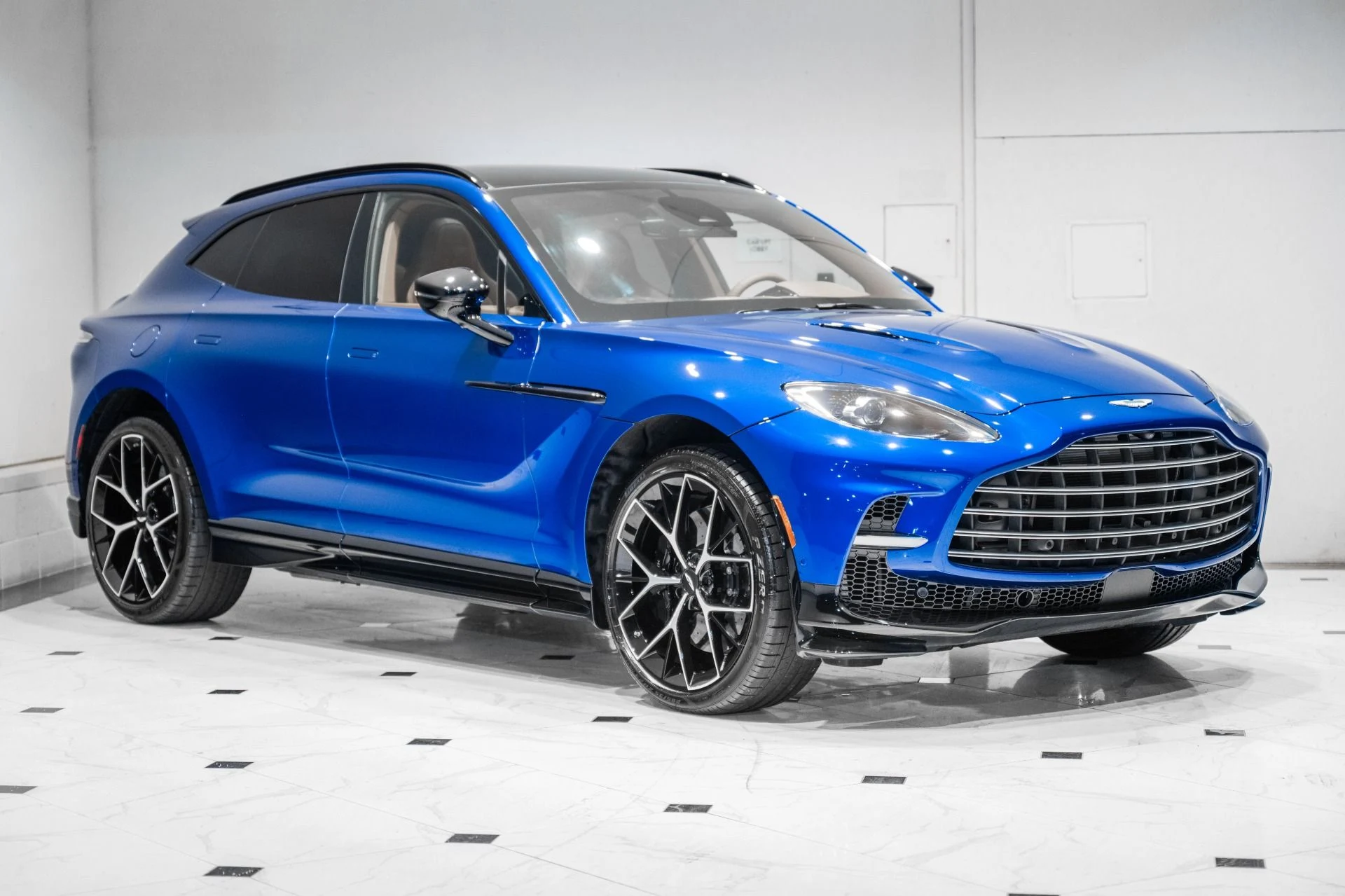 mph000_2917739768_New_2026_Aston_Martin_DBX_707_1780939775_aa8f12e84c