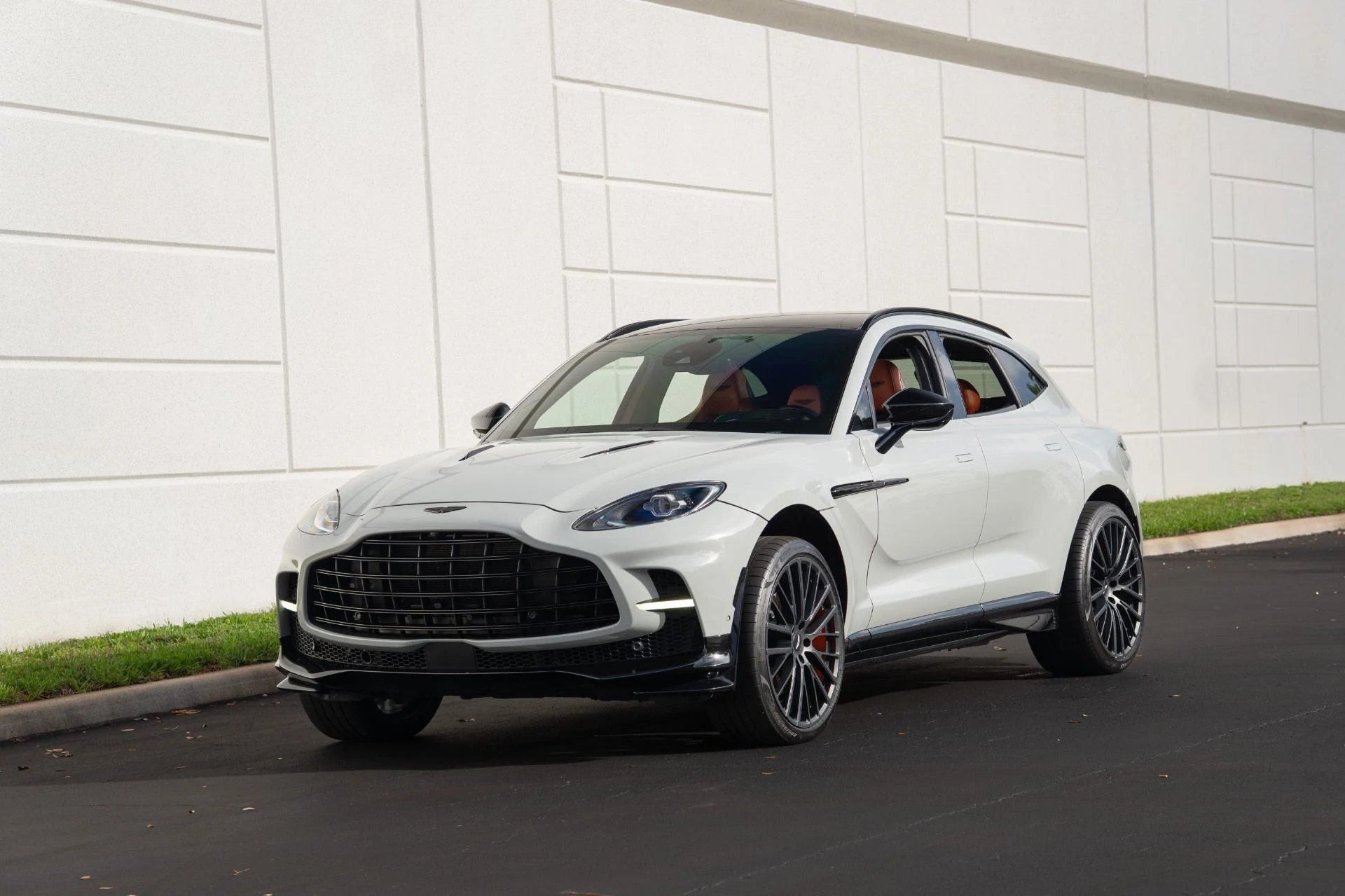 mph000_2917879716_Used_2023_Aston_Martin_DBX_707_1756441558_8991bdfa58