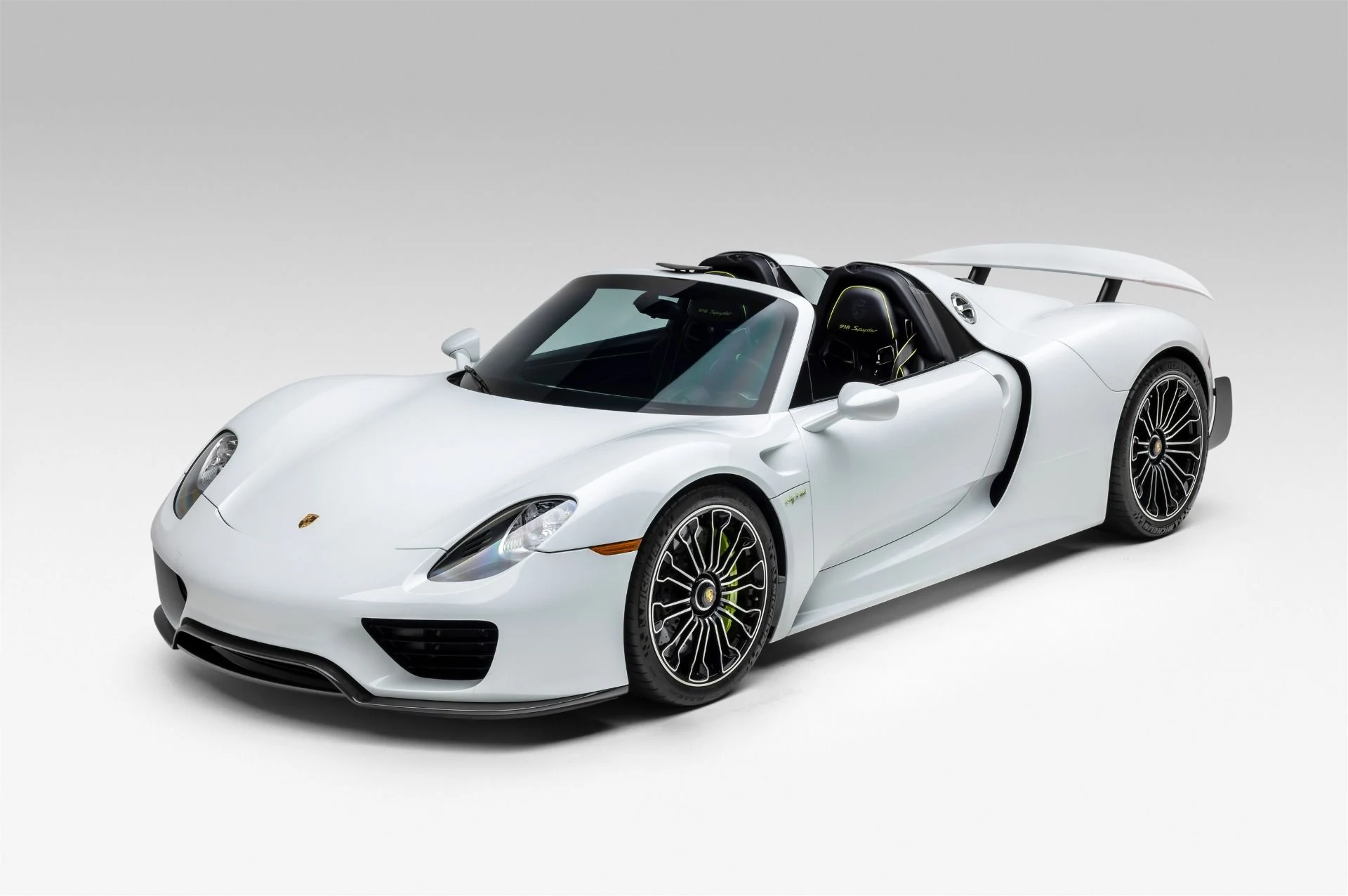 mph000_2968590141_Used_2015_Porsche_918_Spyder_1740676348_96e8e905d3