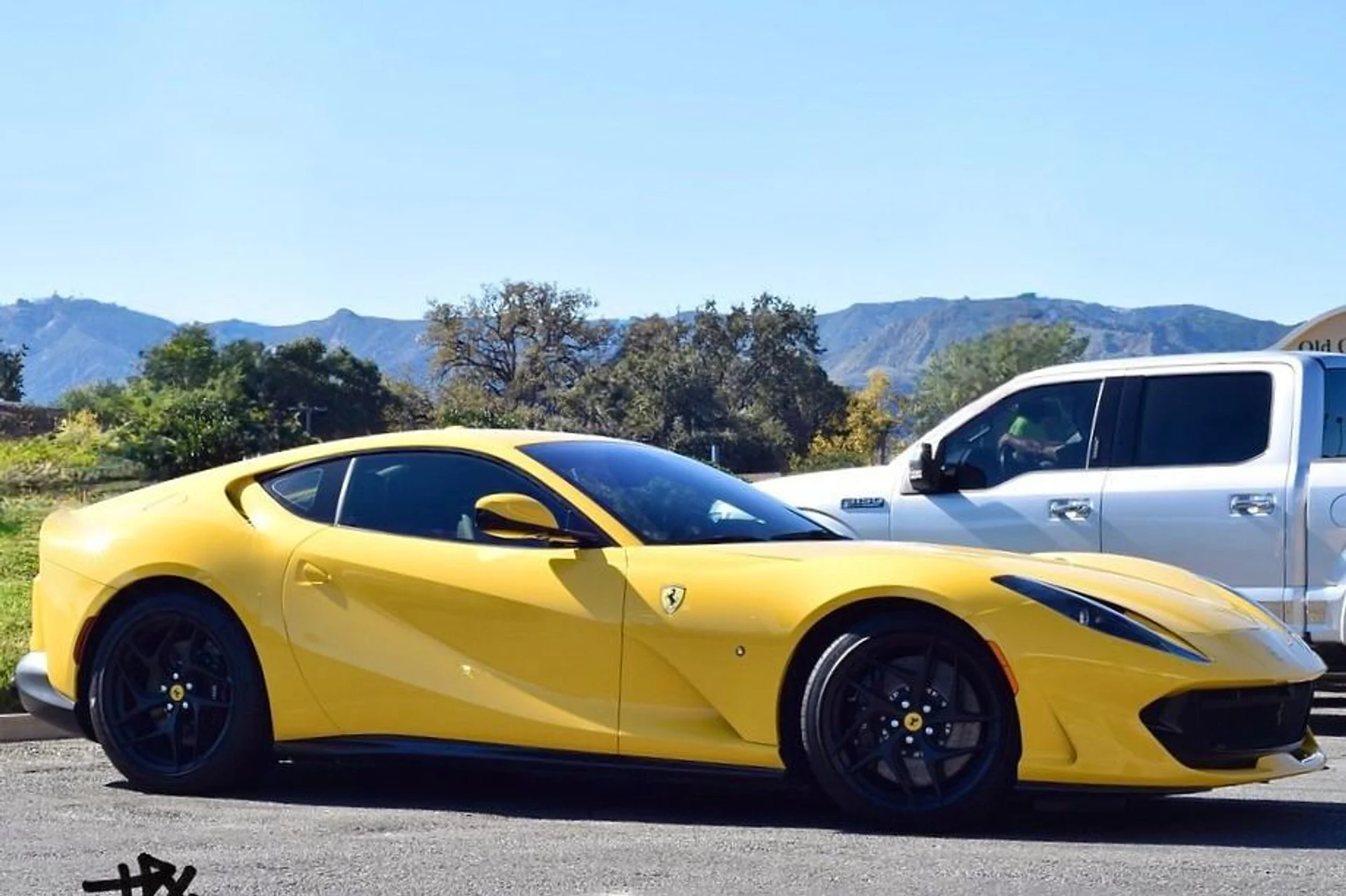 mph000_3024423228_Used_2019_Ferrari_812_Superfast_1745363204_54f8643226