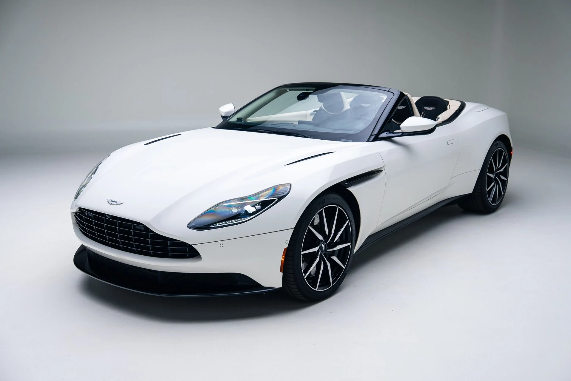 mph000_3135783268_Used_2020_Aston_Martin_DB_11_Volante_1764802988_cf38779d0a