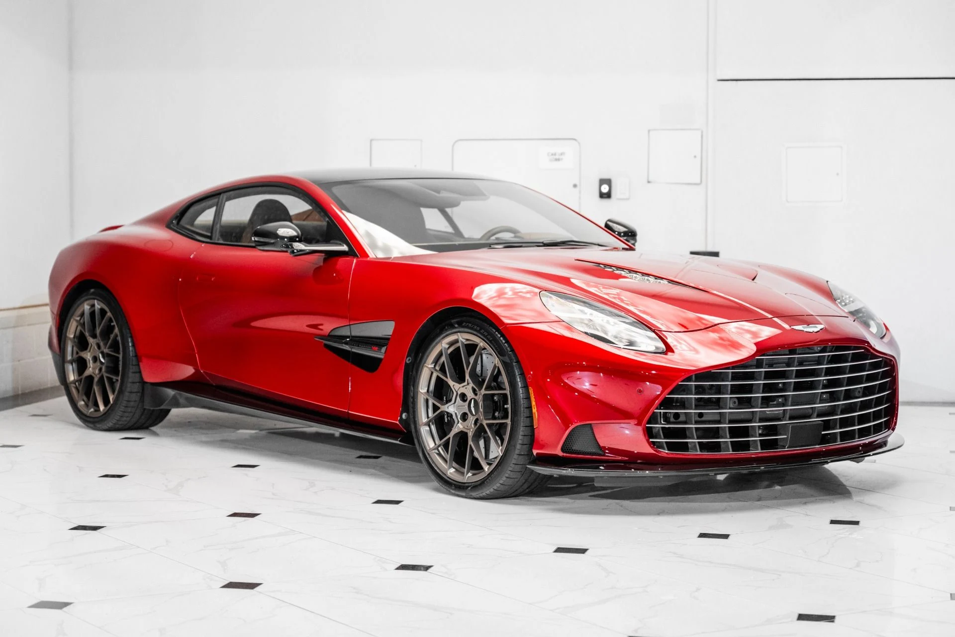 mph000_3200383828_Used_2025_Aston_Martin_Vanquish_1751746222_144416bd93