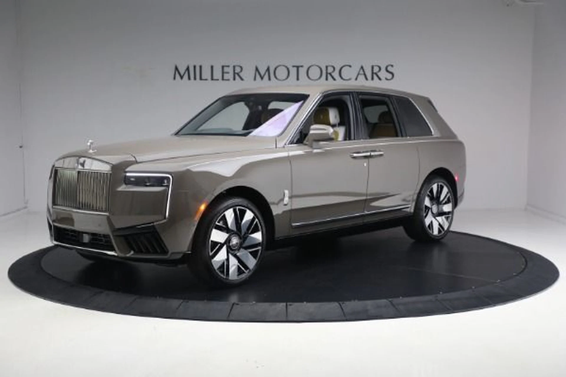 mph000_3237811473_New_2025_Rolls_Royce_Cullinan_6c6a931851