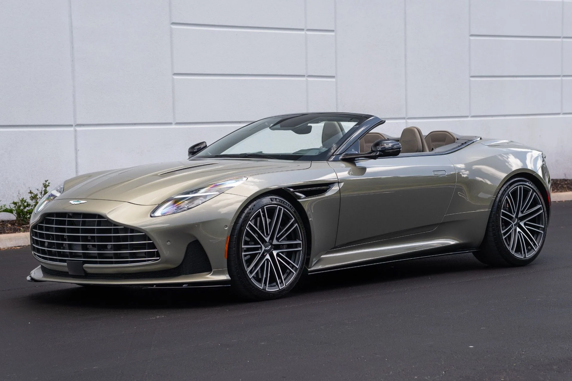 mph000_3306519376_Used_2024_Aston_Martin_DB_12_Volante_1777693541_c4d0c4b091