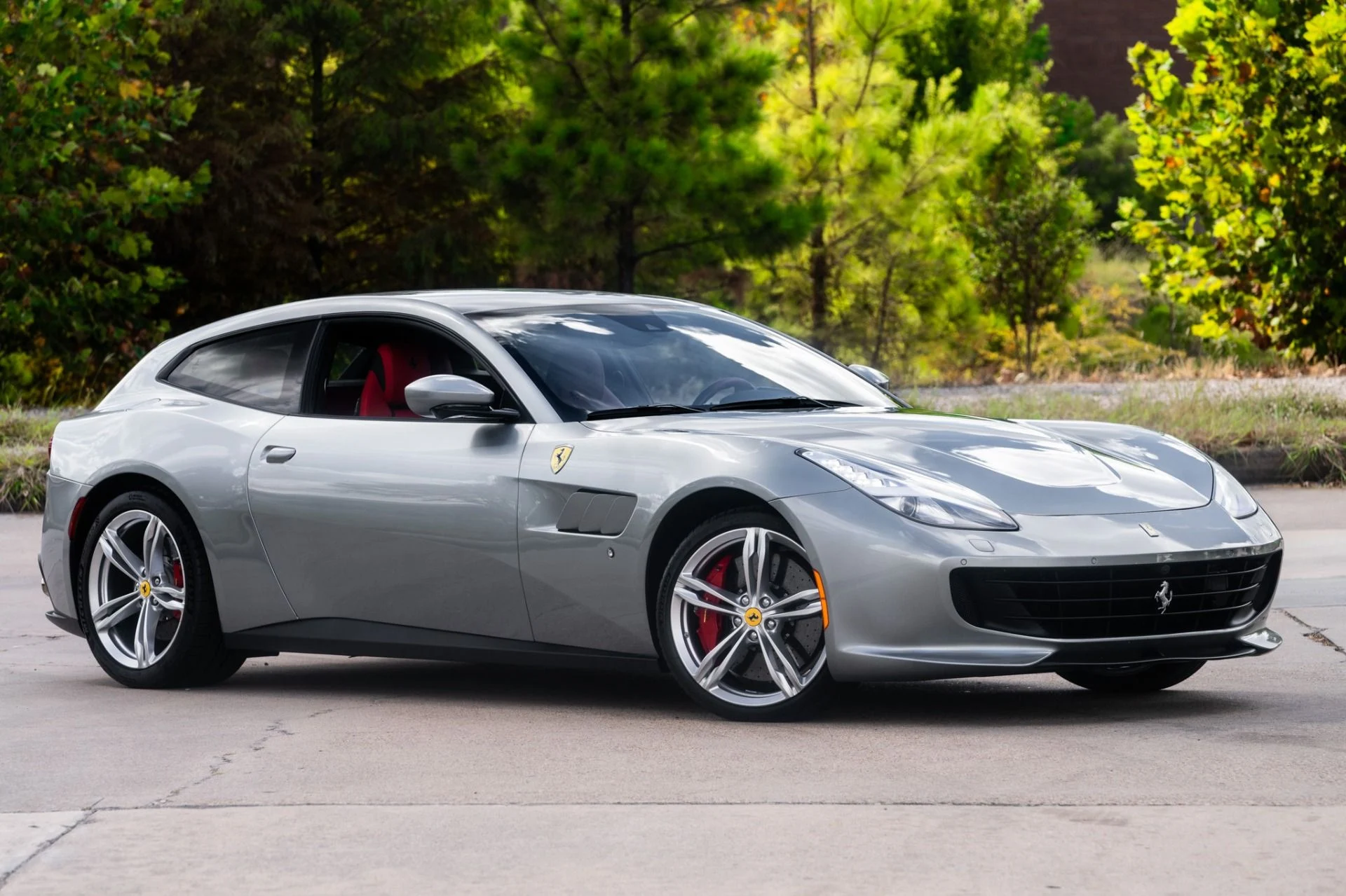 mph000_3351218172_Used_2019_Ferrari_GTC_4_Lusso_1759771823_4f4df5cdf3