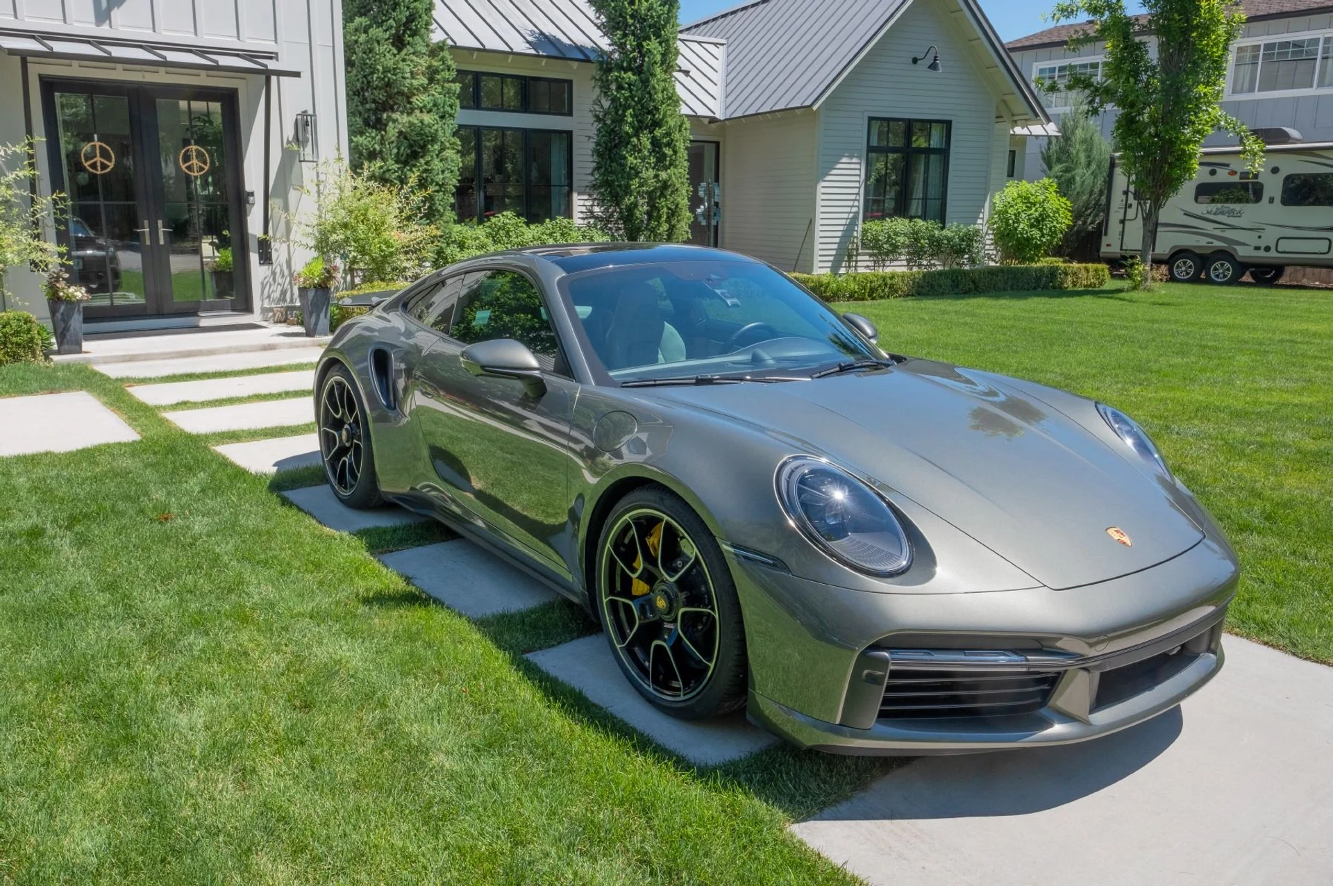 mph000_3486256032_Used_2021_Porsche_911_Turbo_S_1780951392_16c814965a