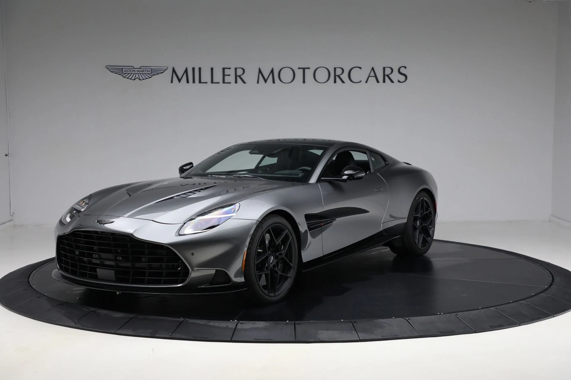mph000_355661350_New_2025_Aston_Martin_Vanquish_fae0e4be2c