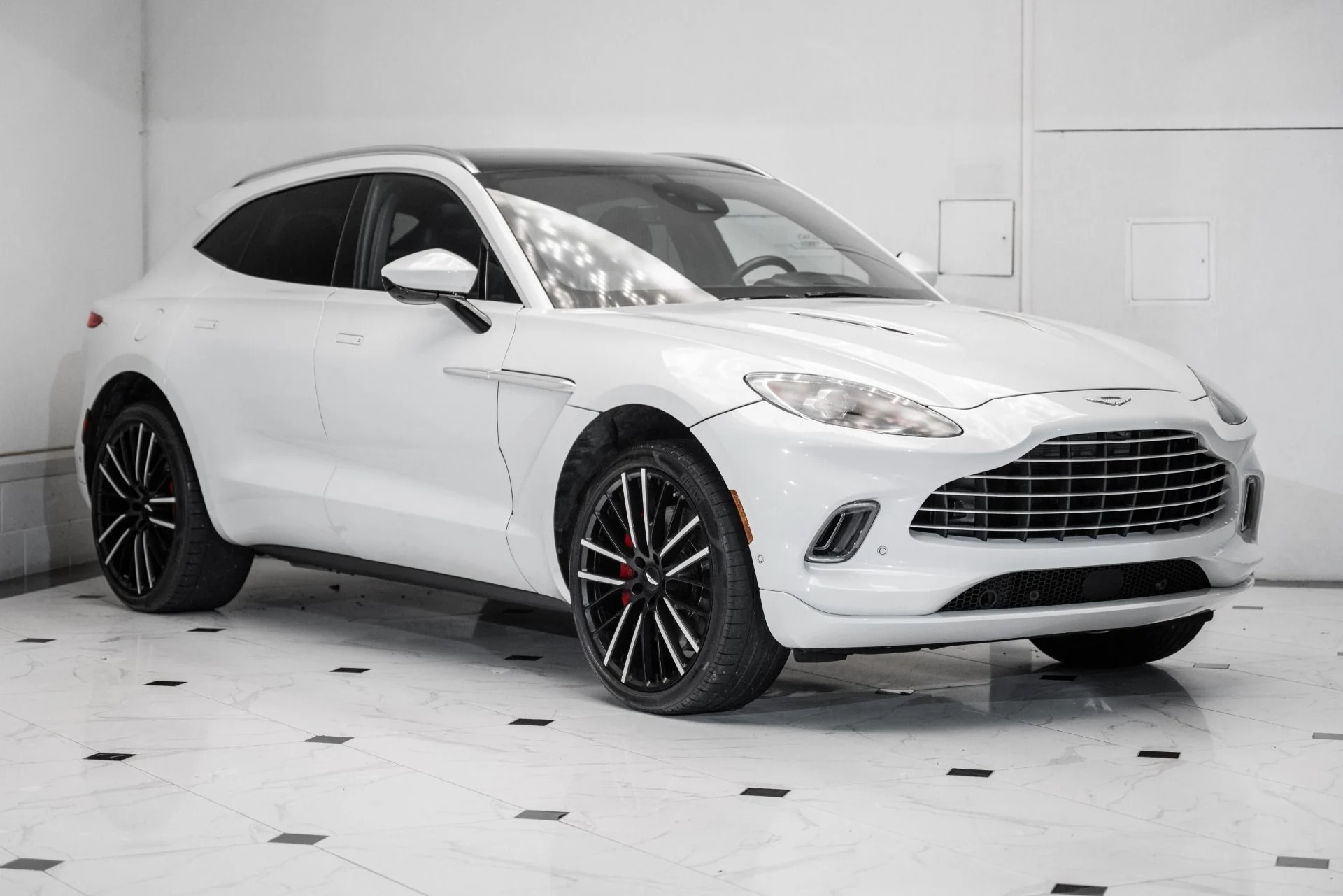 mph000_3557099027_Used_2023_Aston_Martin_DBX_1759420185_f82a25aef3