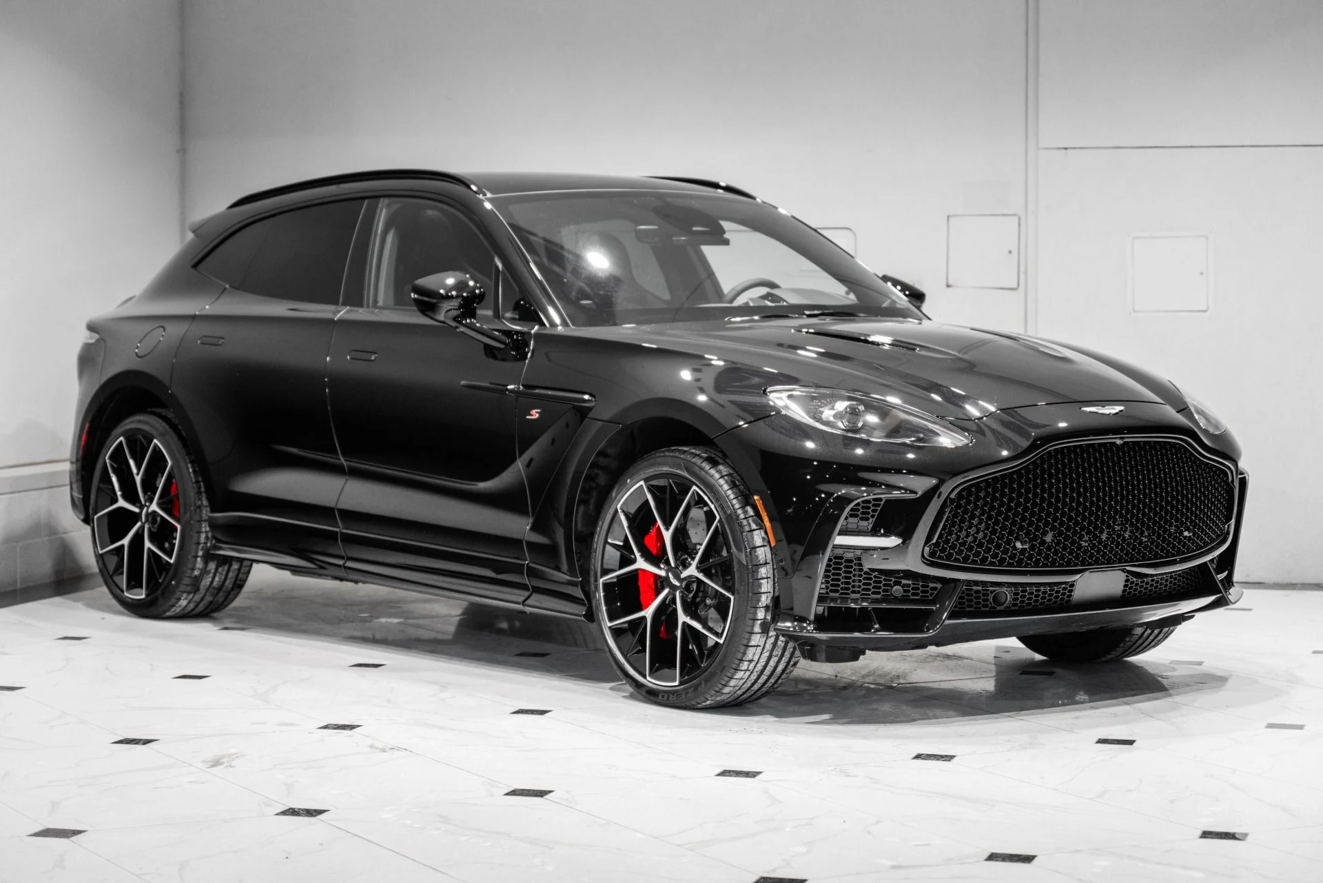 mph000_3576905419_New_2026_Aston_Martin_DBX_S_1765985660_85459be540