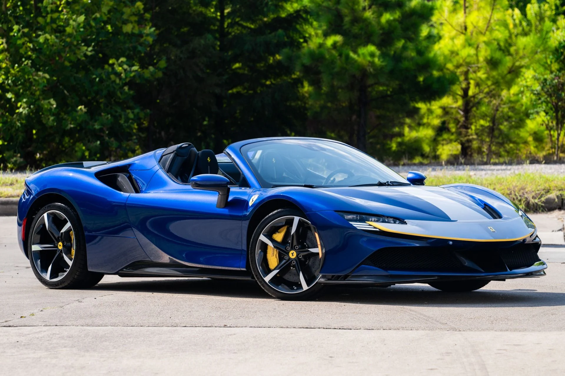 mph000_3595235461_Used_2022_Ferrari_SF_90_Spider_Assetto_Fiorano_1757958945_e373d418f0