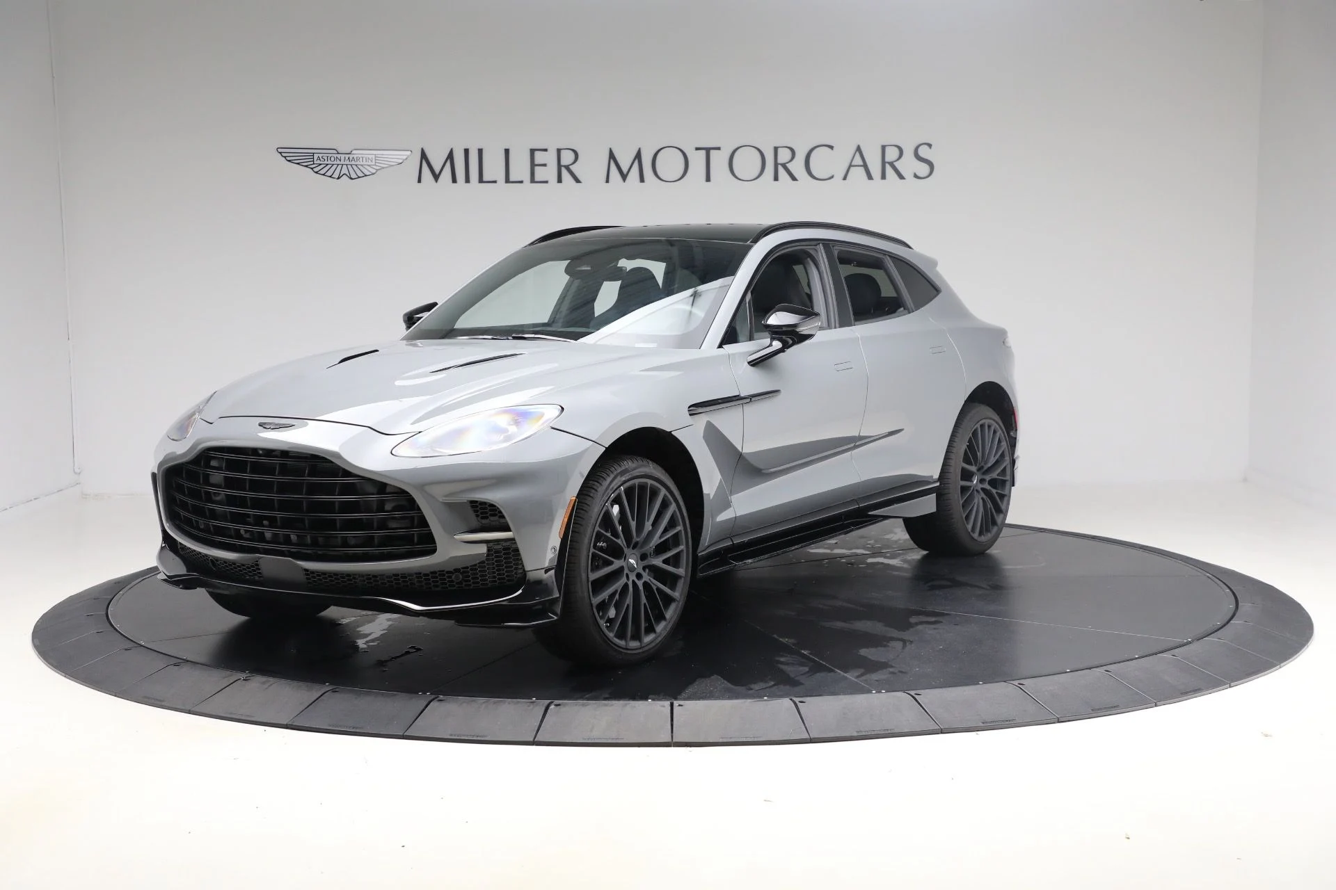 mph000_3700553392_New_2025_Aston_Martin_DBX_707_1762018387_ea4b65edfa