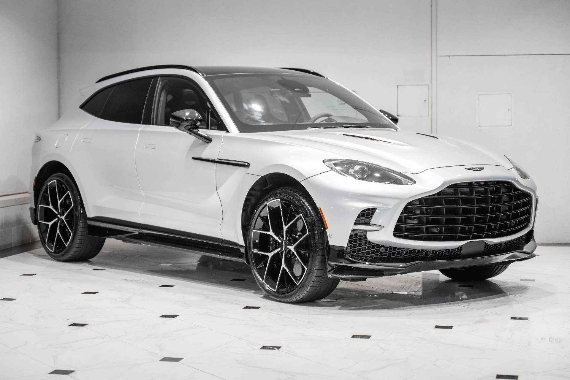 mph000_3709236381_New_2026_Aston_Martin_DBX_707_1780937763_7d49fead0f