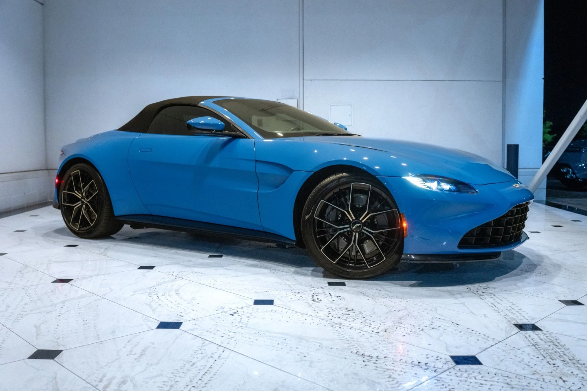 mph000_3810002875_Used_2021_Aston_Martin_Vantage_1790591330_fc3ea11fea