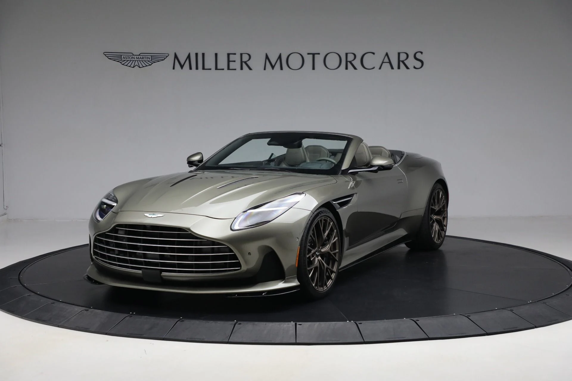 mph000_3815943369_New_2024_Aston_Martin_DB_12_Volante_18e9fac419