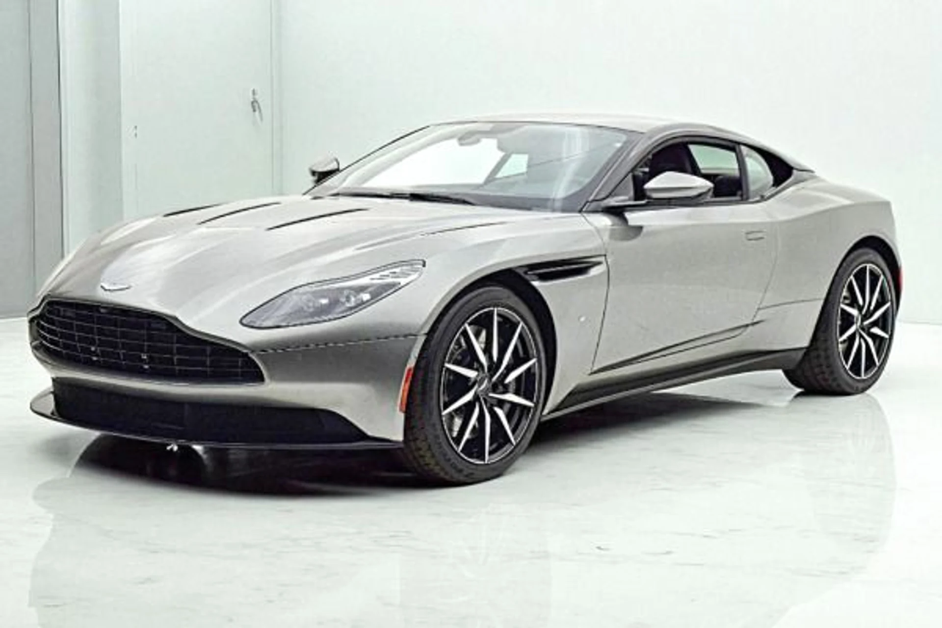 mph000_3936102061_Used_2018_Aston_Martin_DB_11_V12_8a8179b2c5