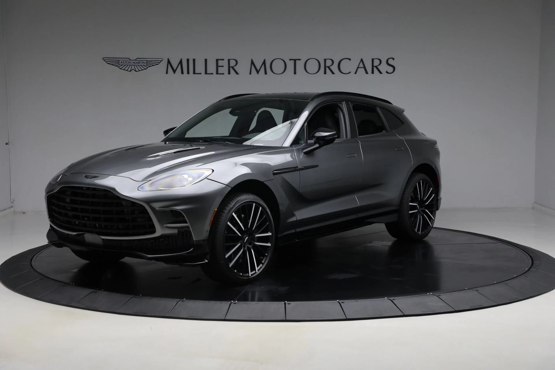 mph000_399780749_New_2025_Aston_Martin_DBX_707_5f716b5aa2