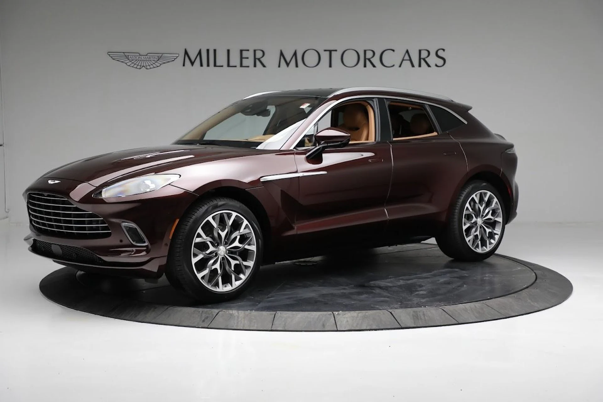 mph000_404130553_Used_2022_Aston_Martin_DBX_7a864dabb1