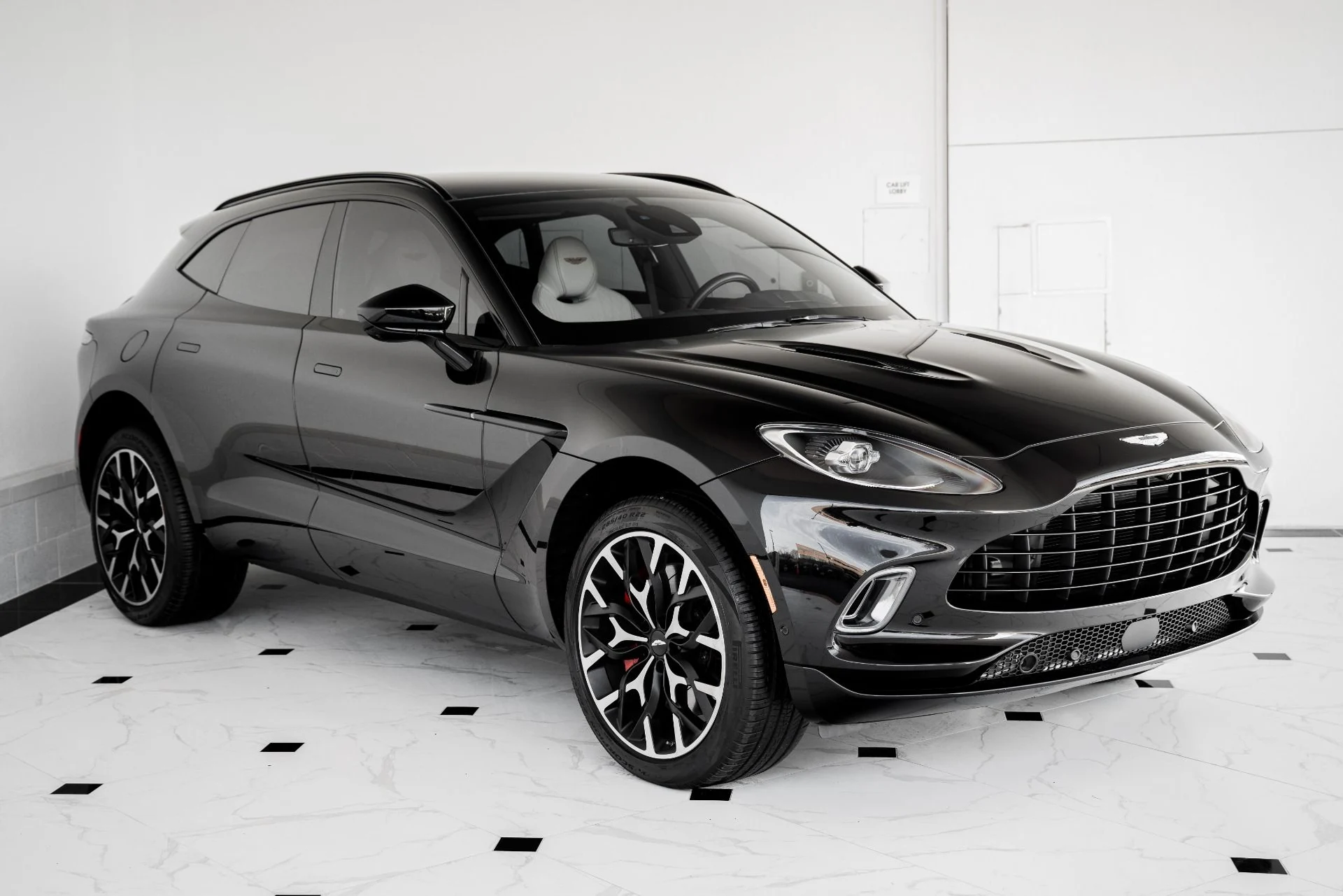 mph000_404840520_Used_2022_Aston_Martin_DBX_550_1675796960_caeeac5bda