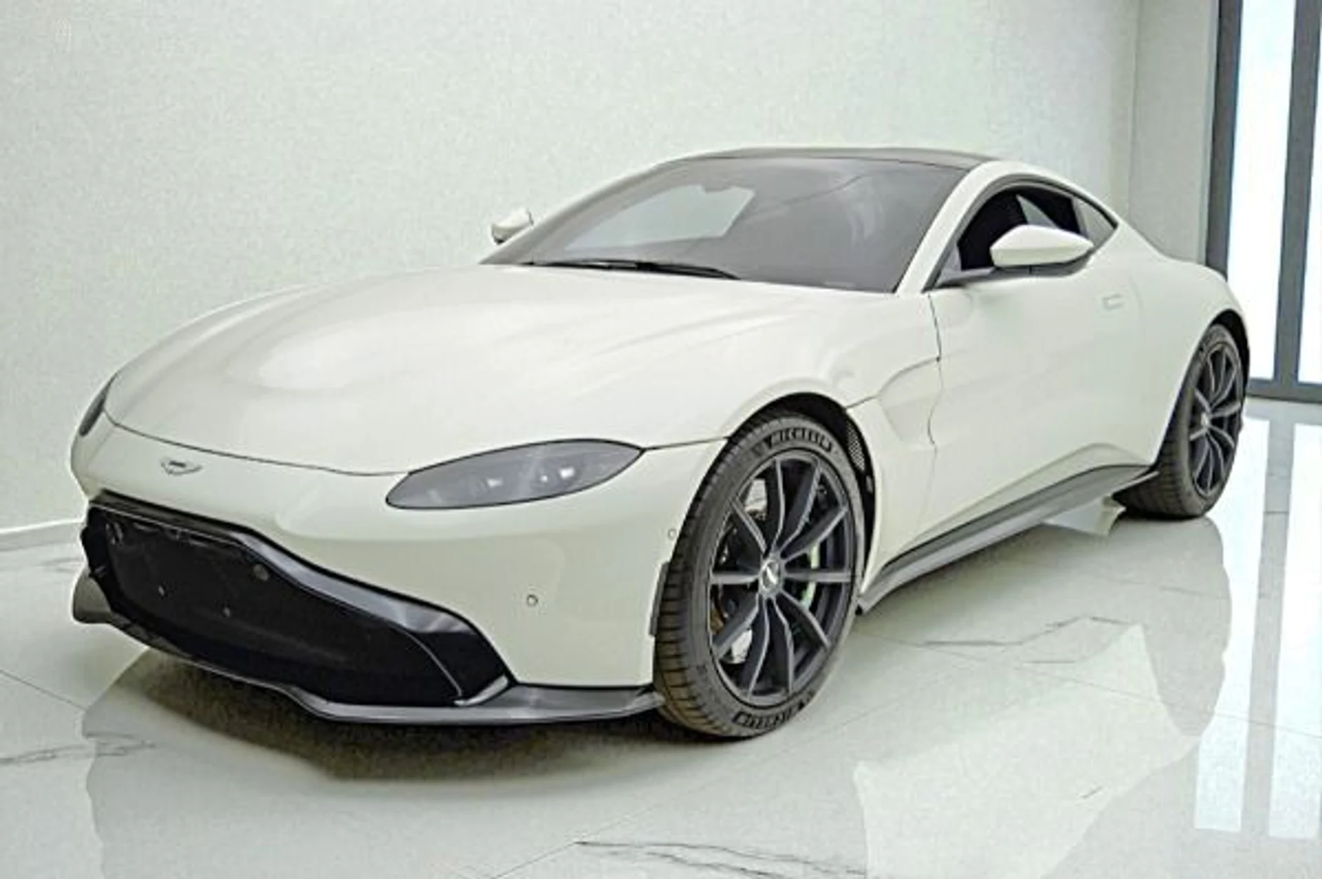 mph000_408505271_Used_2019_Aston_Martin_Vantage_6836067439