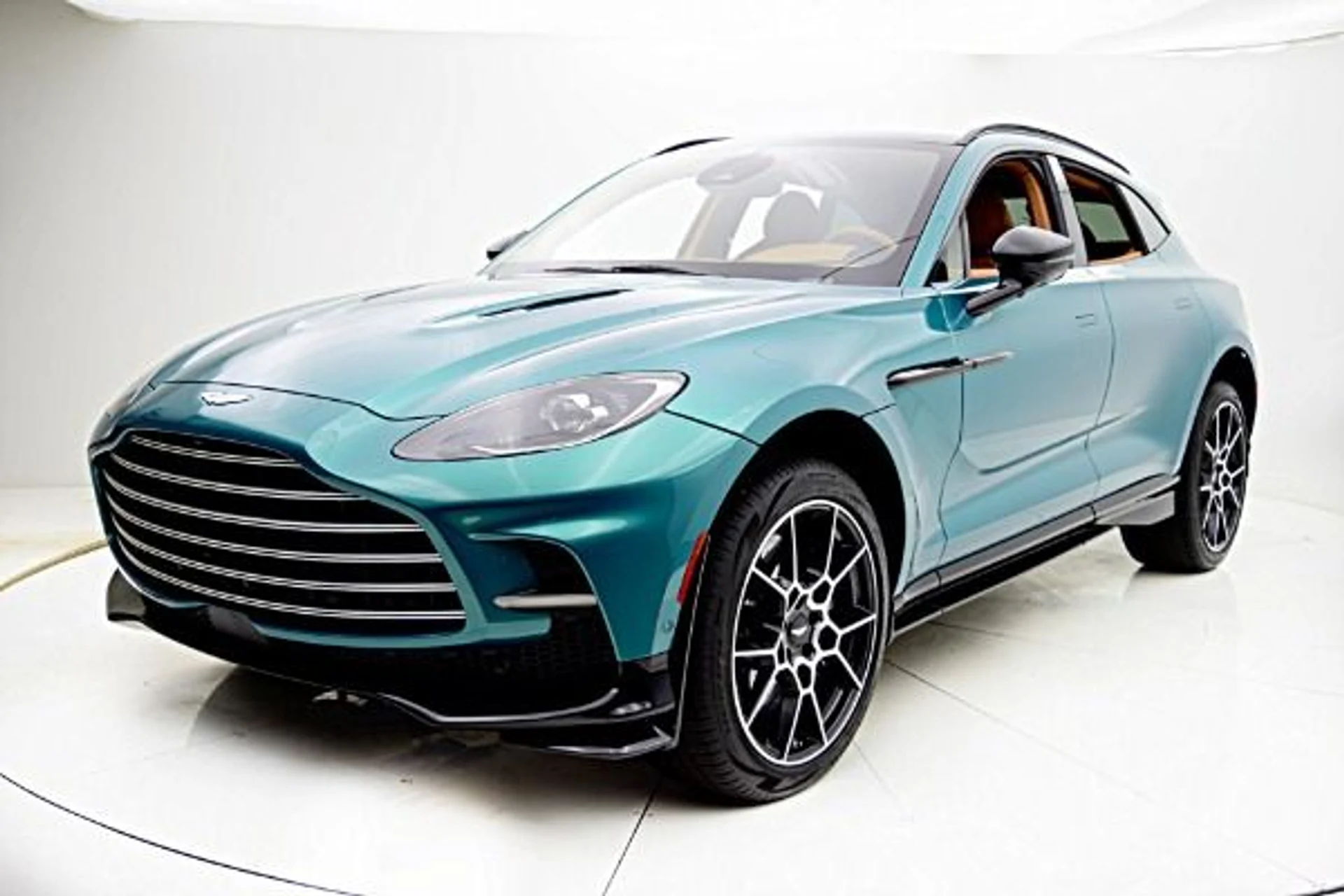 mph000_409423585_New_2025_Aston_Martin_DBX_707_0e03bb58de