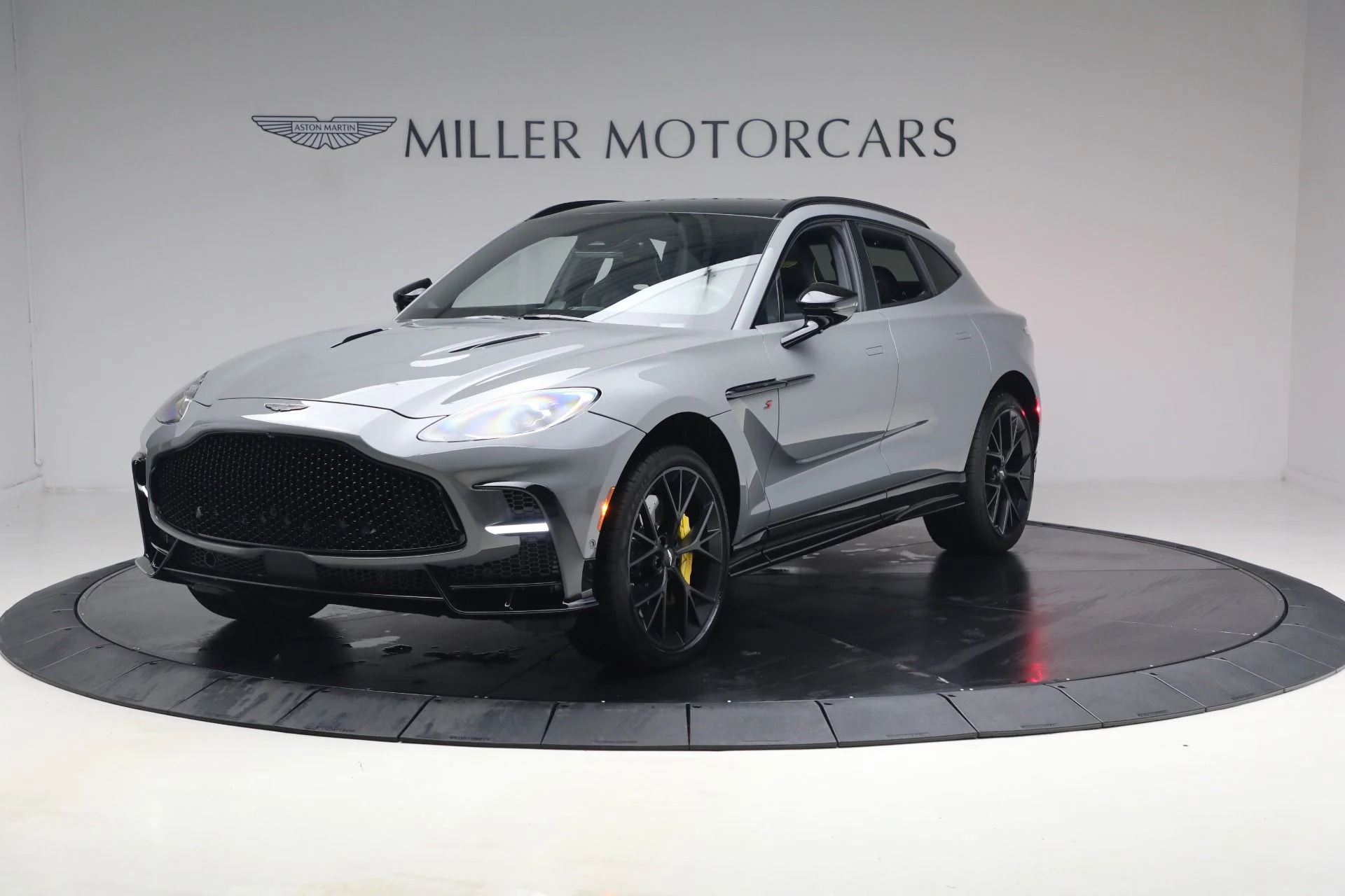 mph000_4127078281_New_2026_Aston_Martin_DBX_S_1787860689_4c7149a89a