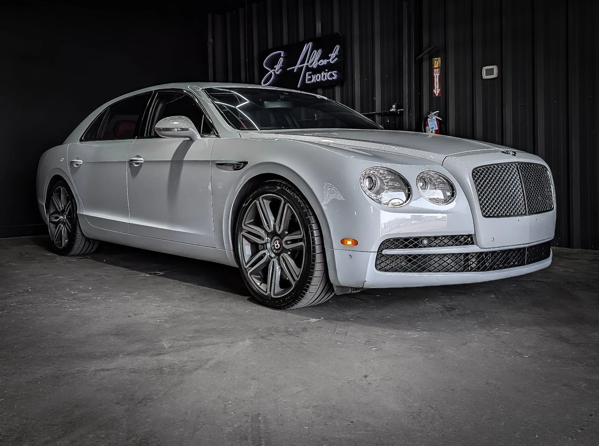 mph000_4243092050_36587952_00139_2017_bentley_flying_spur_007_11f7d42d6a