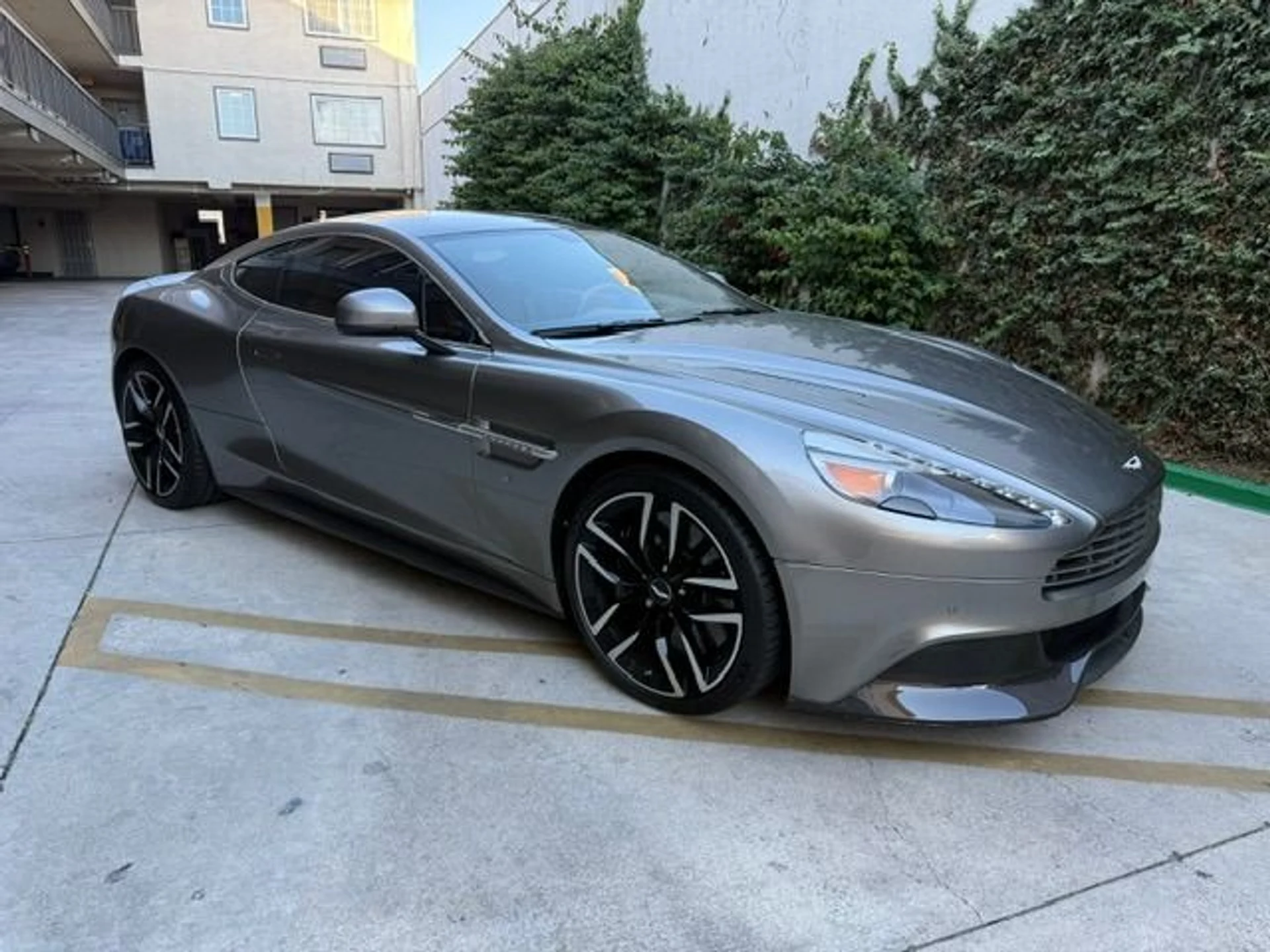 mph000_672548384_Used_2016_Aston_Martin_Vanquish_1764027621_3b60dc3c5c