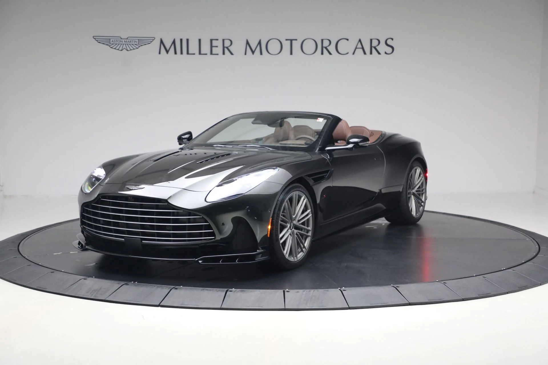 mph000_87074707_New_2026_Aston_Martin_DB_12_S_Volante_1787328919_ca2b033dfb