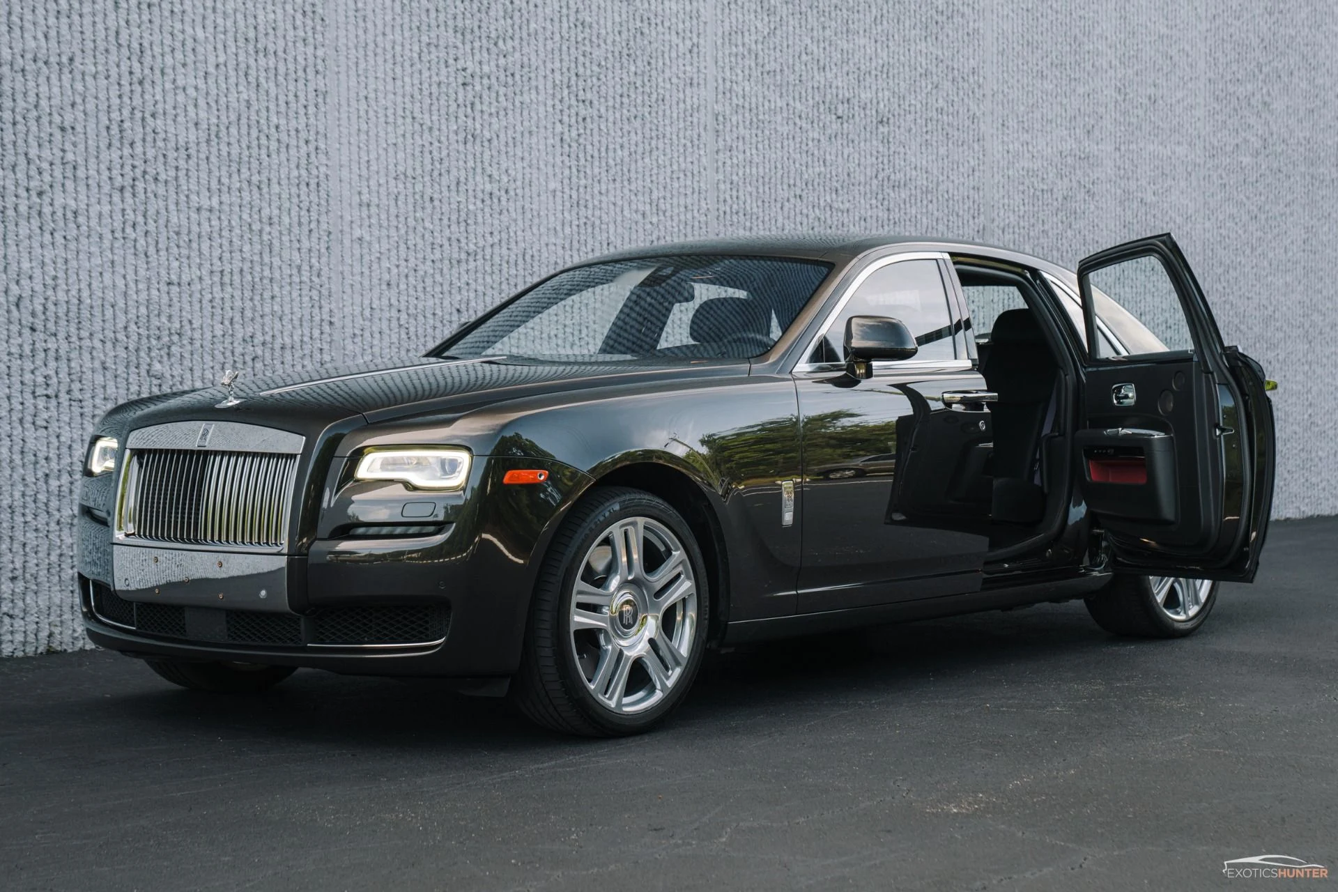 mph000_875314813_Used_2015_Rolls_Royce_Ghost_w_Rear_Theatre_Picnic_Tables_1754343563_d98c0a0ee6