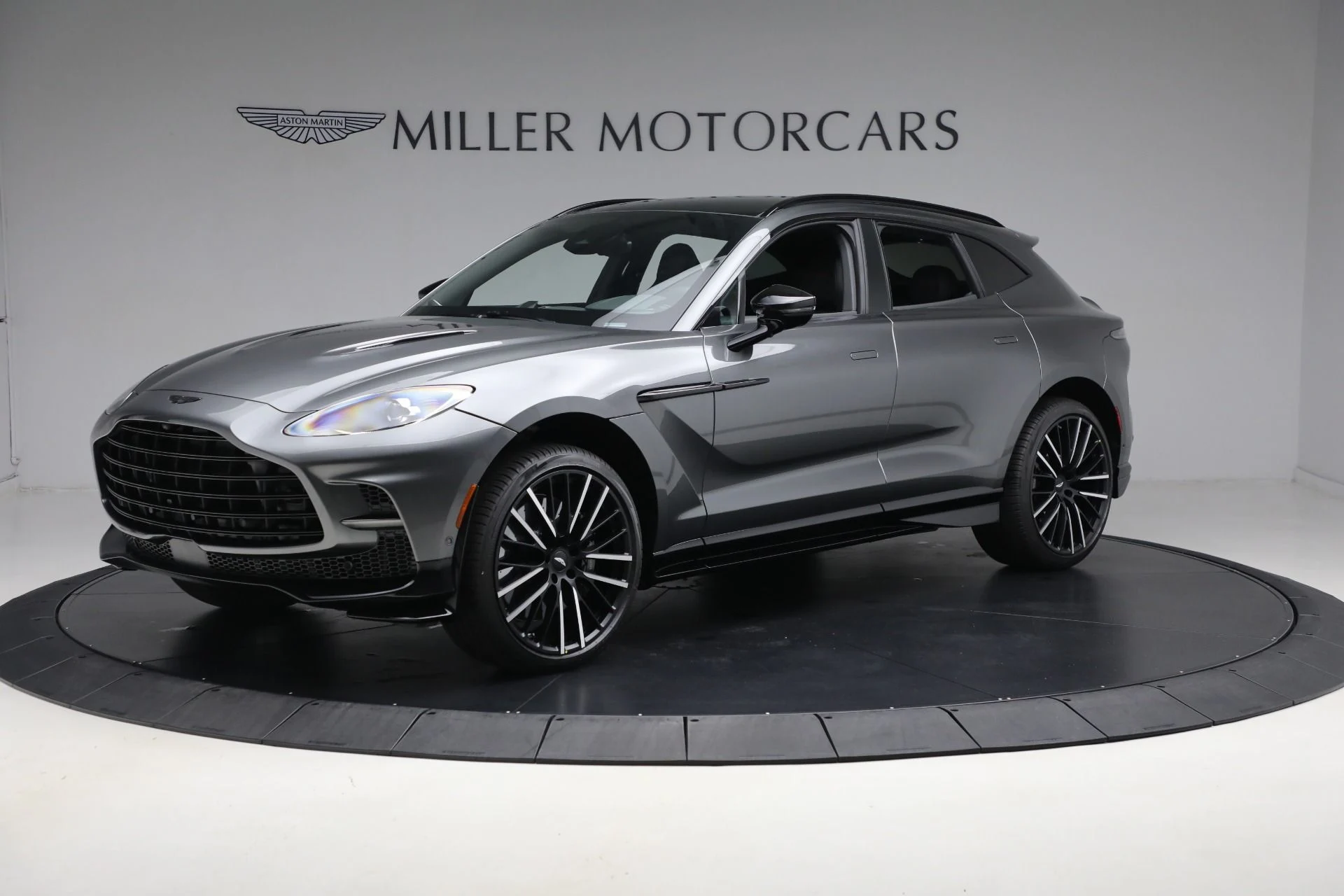 mph000_912953258_New_2025_Aston_Martin_DBX_707_09fb885ceb