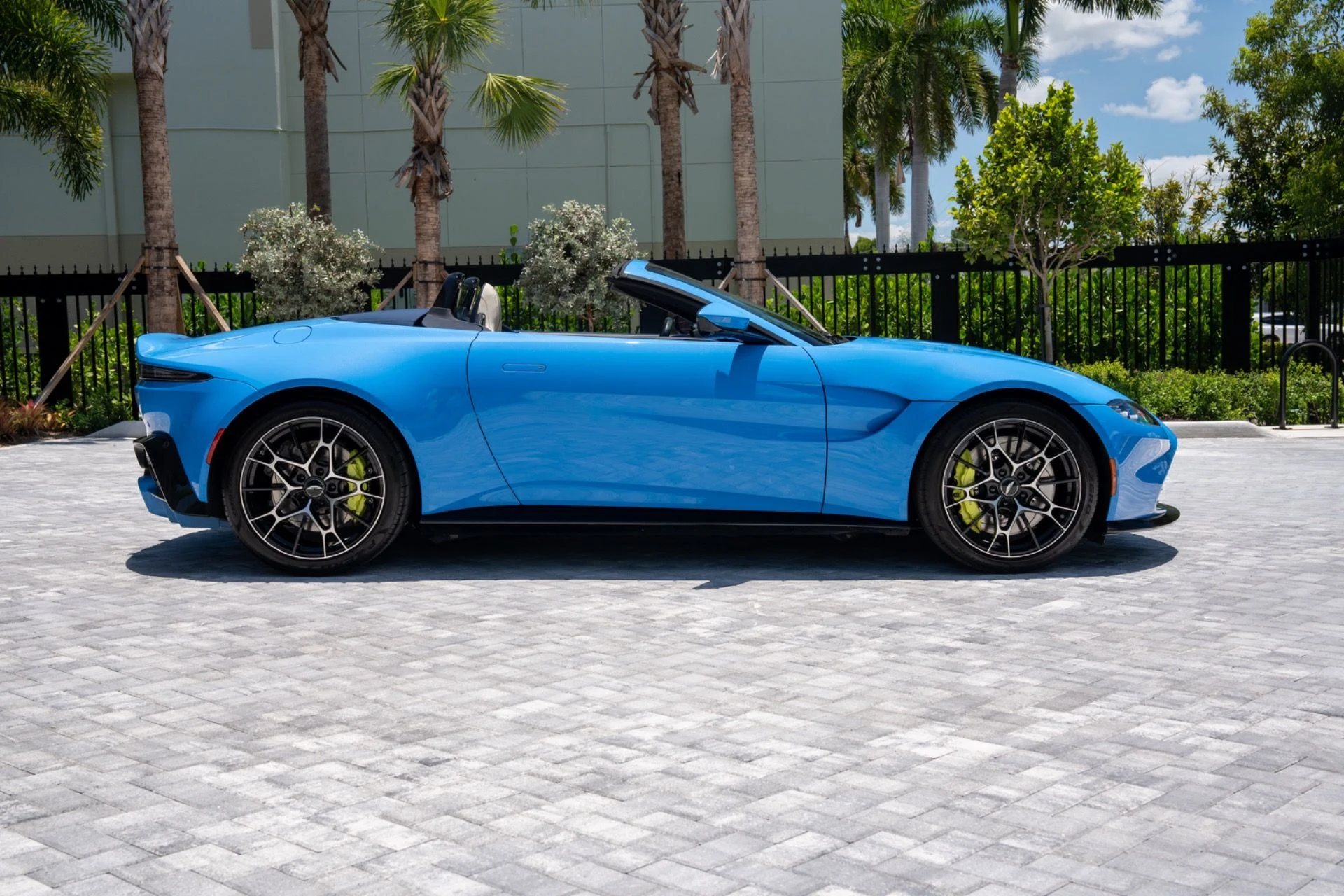 mph001_101619828_Used_2021_Aston_Martin_Vantage_1781043626_dfb56817ae