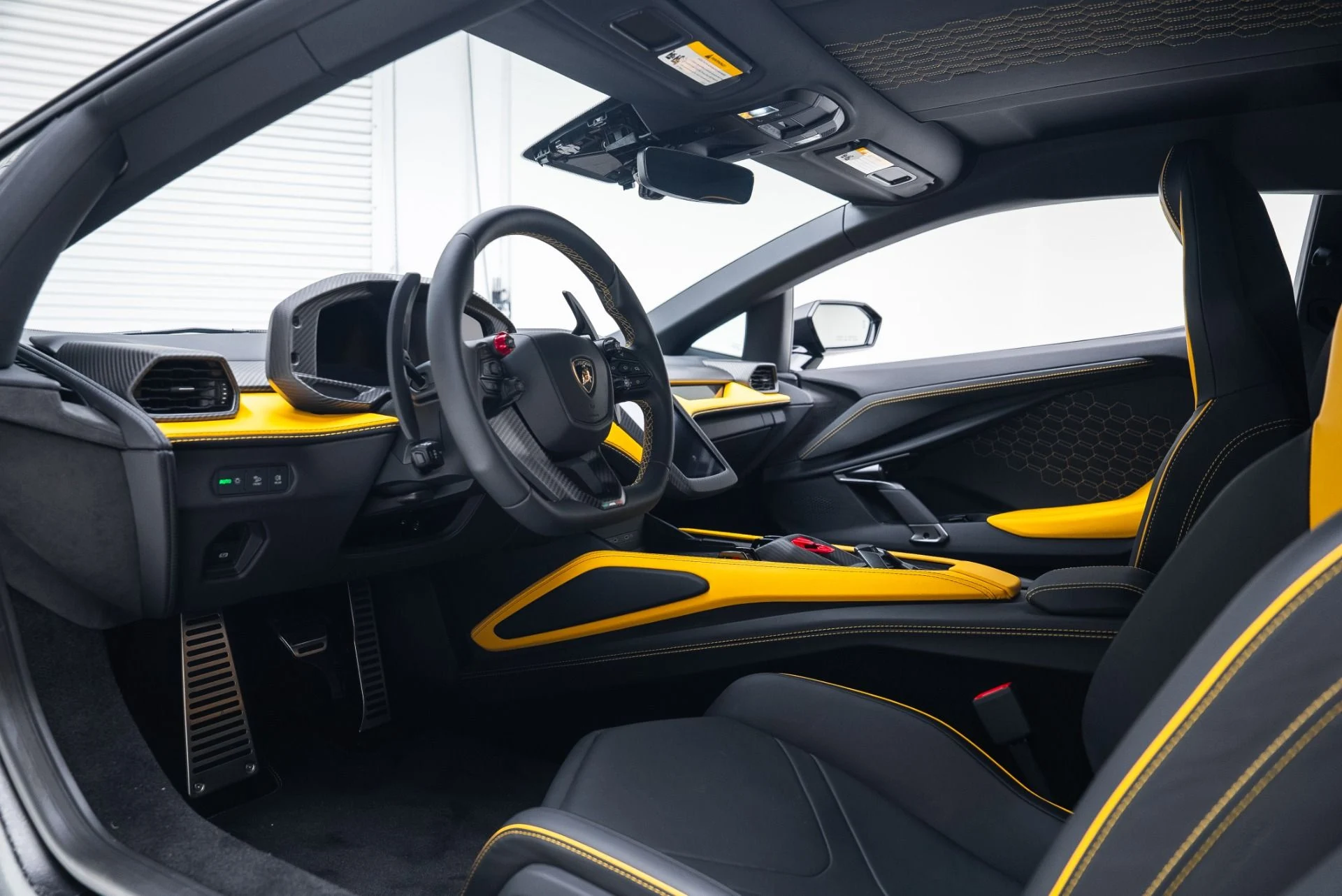 mph001_1022137479_Used_2024_Lamborghini_Revuelto_1764709282_c726996cd7