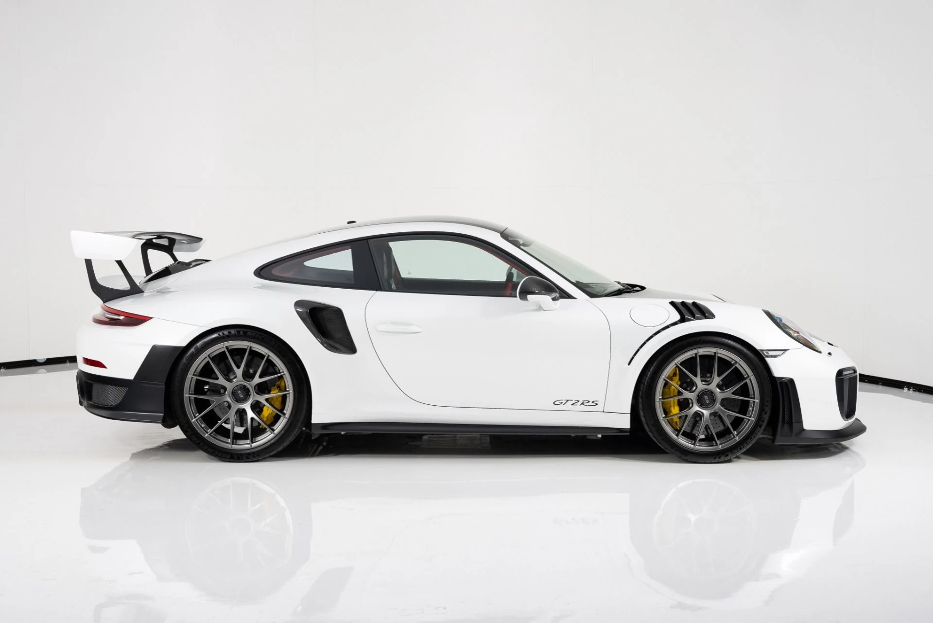 mph001_1037851447_Used_2018_Porsche_911_GT_2_RS_1755537999_856f5ba27f