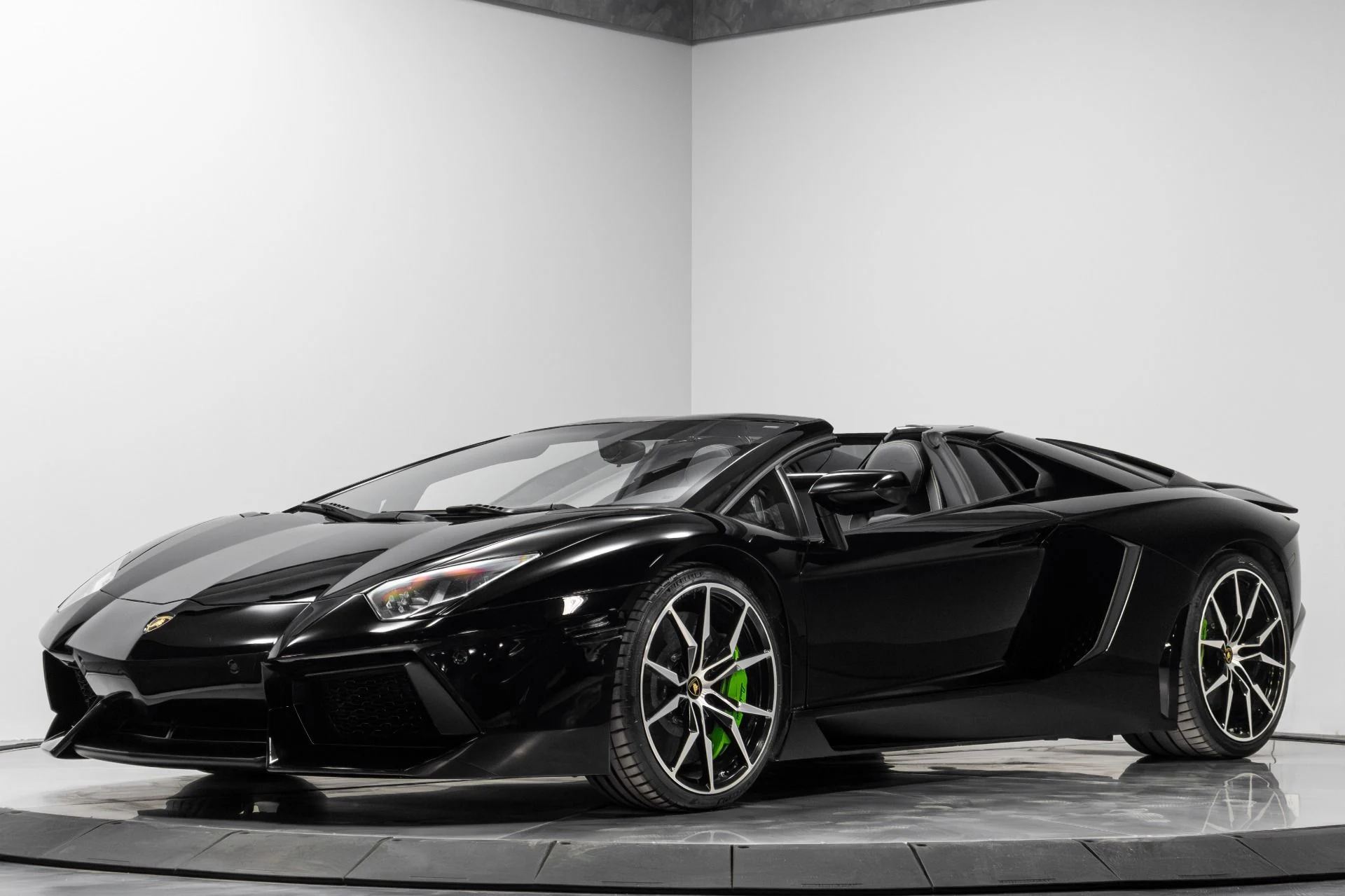 mph001_1045667290_Used_2015_Lamborghini_Aventador_LP_700_4_1770952947_5566f5f1e0
